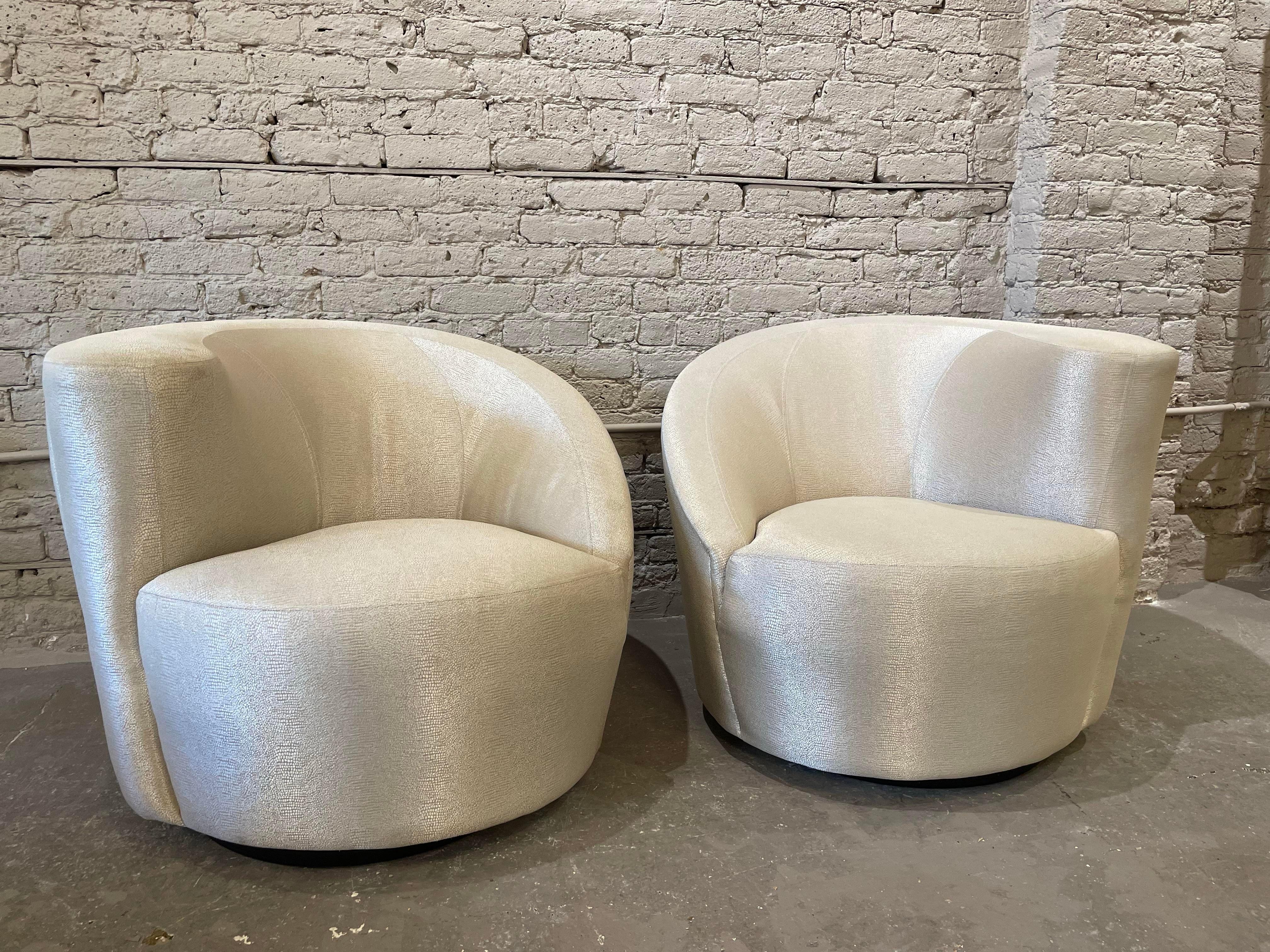 Dieses Paar Nautilus-Stühle ist ein Beispiel für die verblüffenden organischen futuristischen Formen und klaren Linien, für die Vladimir Kagan, einer der angesehensten Möbeldesigner des 20. Jahrhunderts, gefeiert wird. Die Form der Stühle erinnert