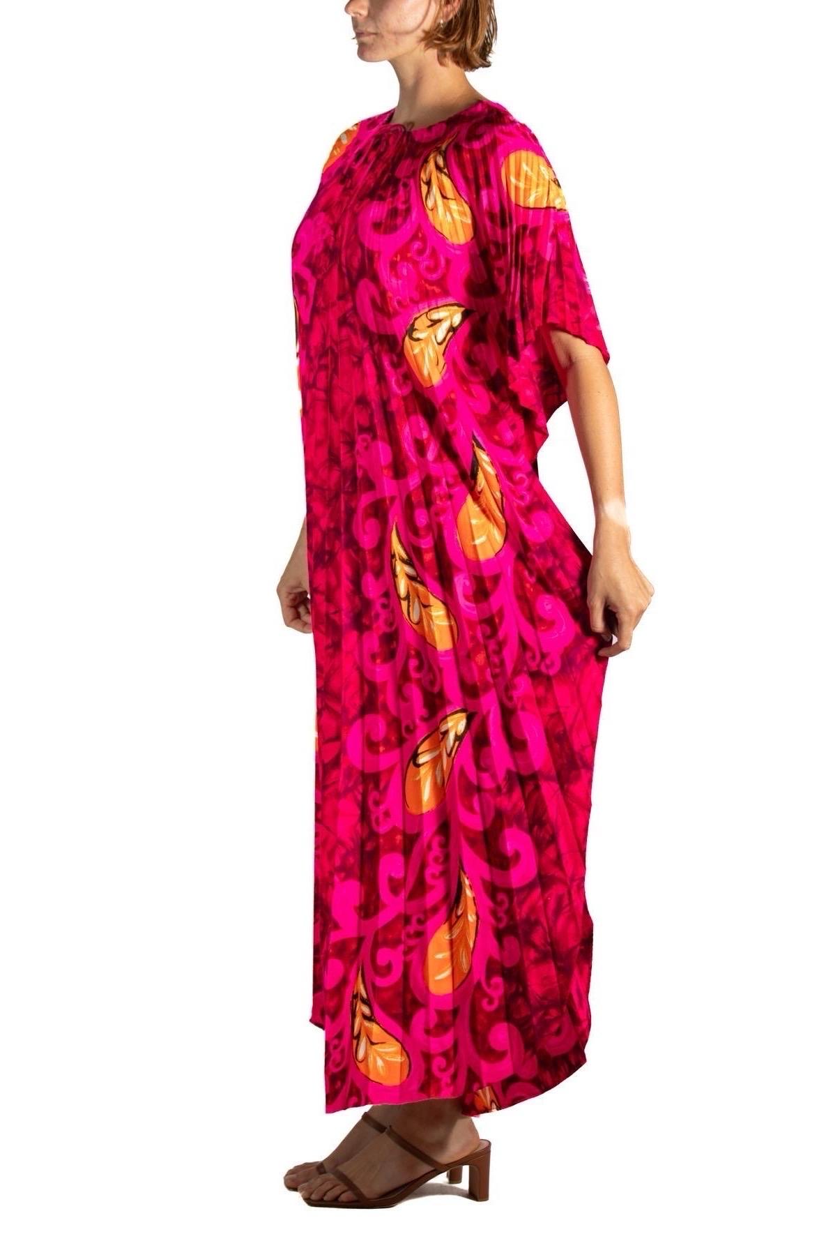 1970S Kamehameka Pink & Red Cotton Barkcloth Pleated Hawaiian Kaftan Dress In Excellent Condition For Sale In New York, NY