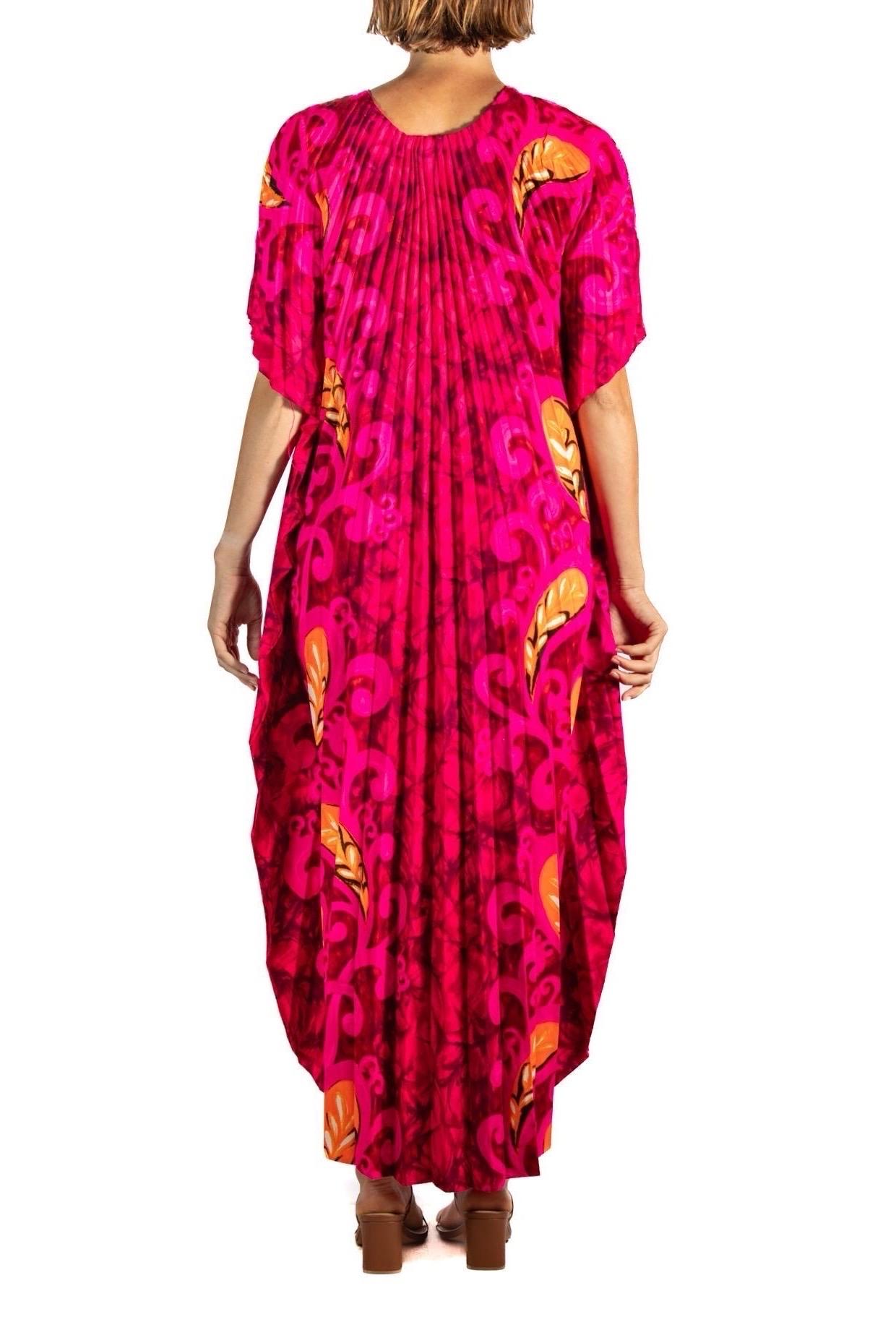 1970S Kamehameka Pink & Red Cotton Barkcloth Pleated Hawaiian Kaftan Dress For Sale 2