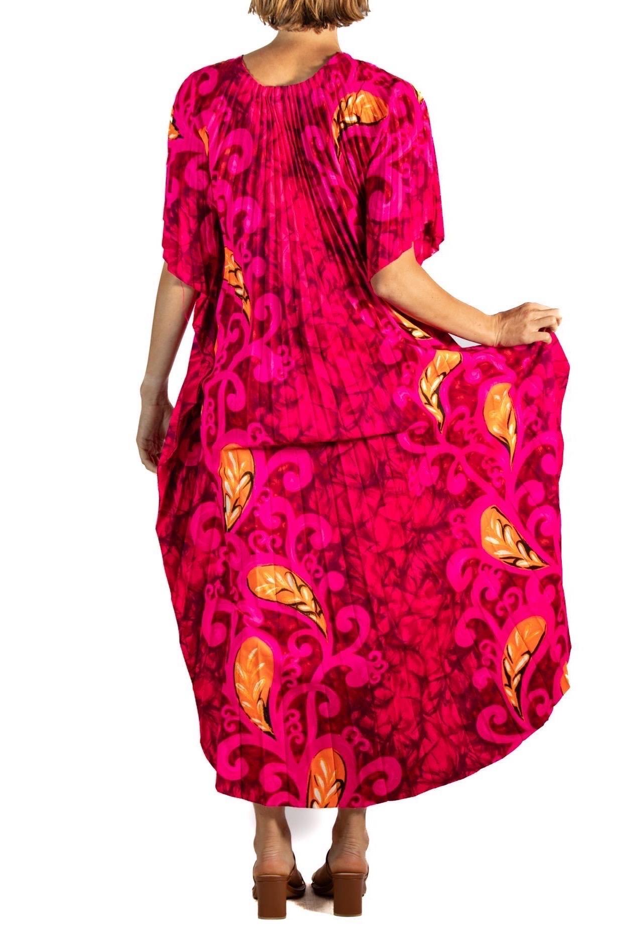 1970S Kamehameka Pink & Red Cotton Barkcloth Pleated Hawaiian Kaftan Dress For Sale 3