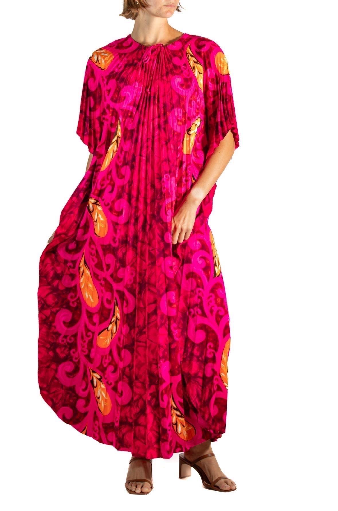 1970S Kamehameka Pink & Red Cotton Barkcloth Pleated Hawaiian Kaftan Dress For Sale 4