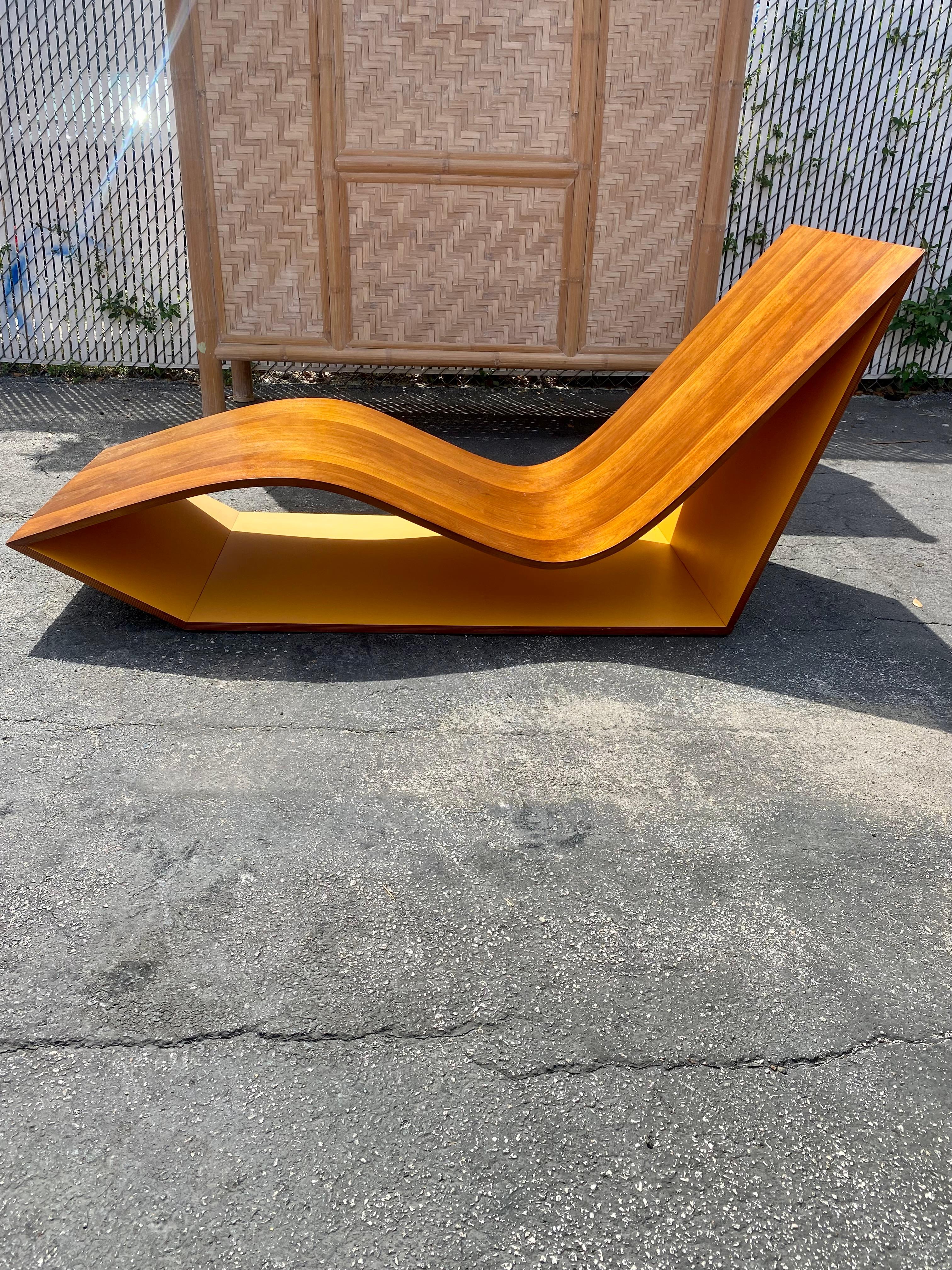 1970er Karim Rashid Skulpturaler Nussbaum Lounge Wave Chair  Chaise im Angebot 5