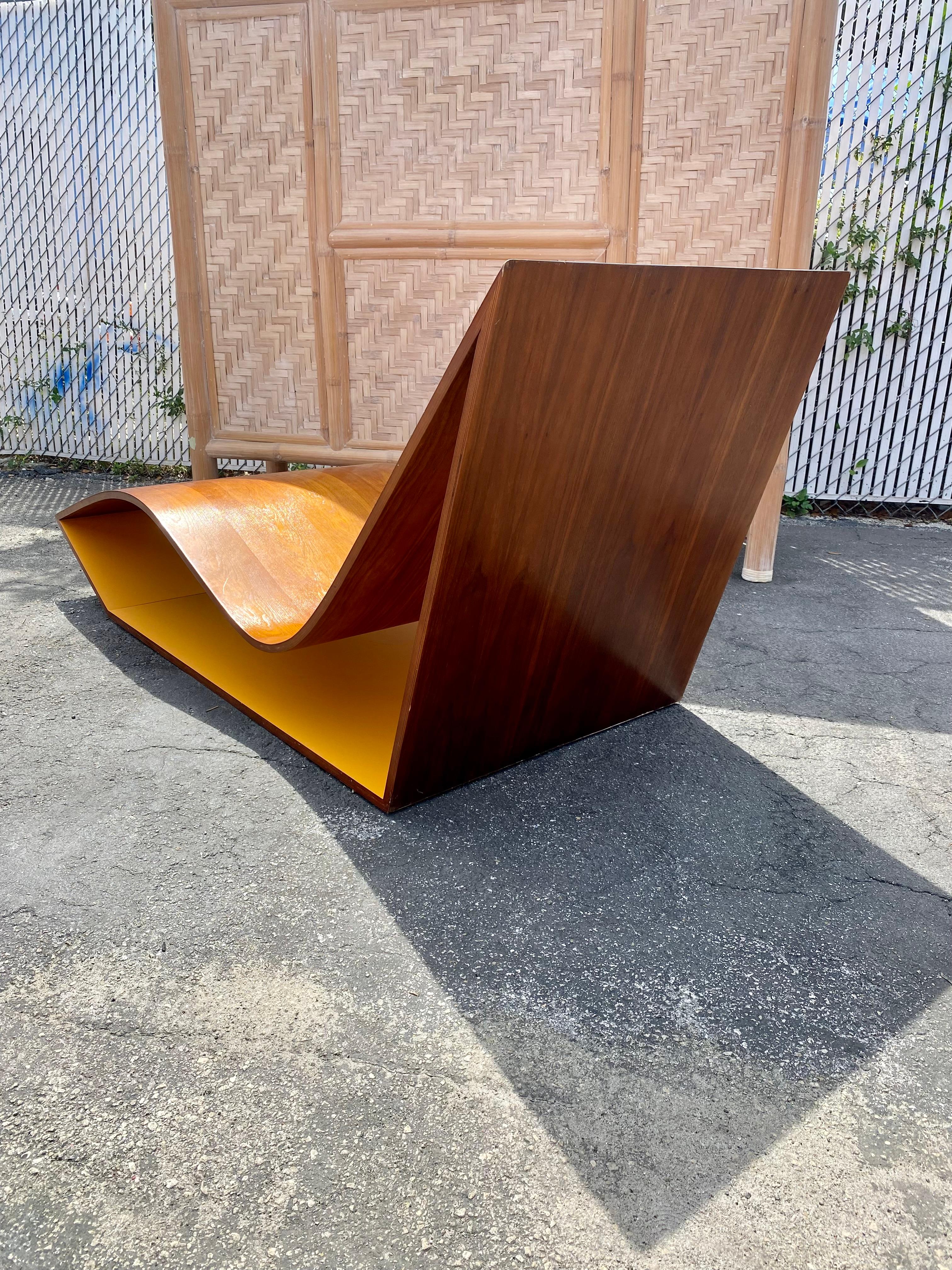 1970er Karim Rashid Skulpturaler Nussbaum Lounge Wave Chair  Chaise im Angebot 6