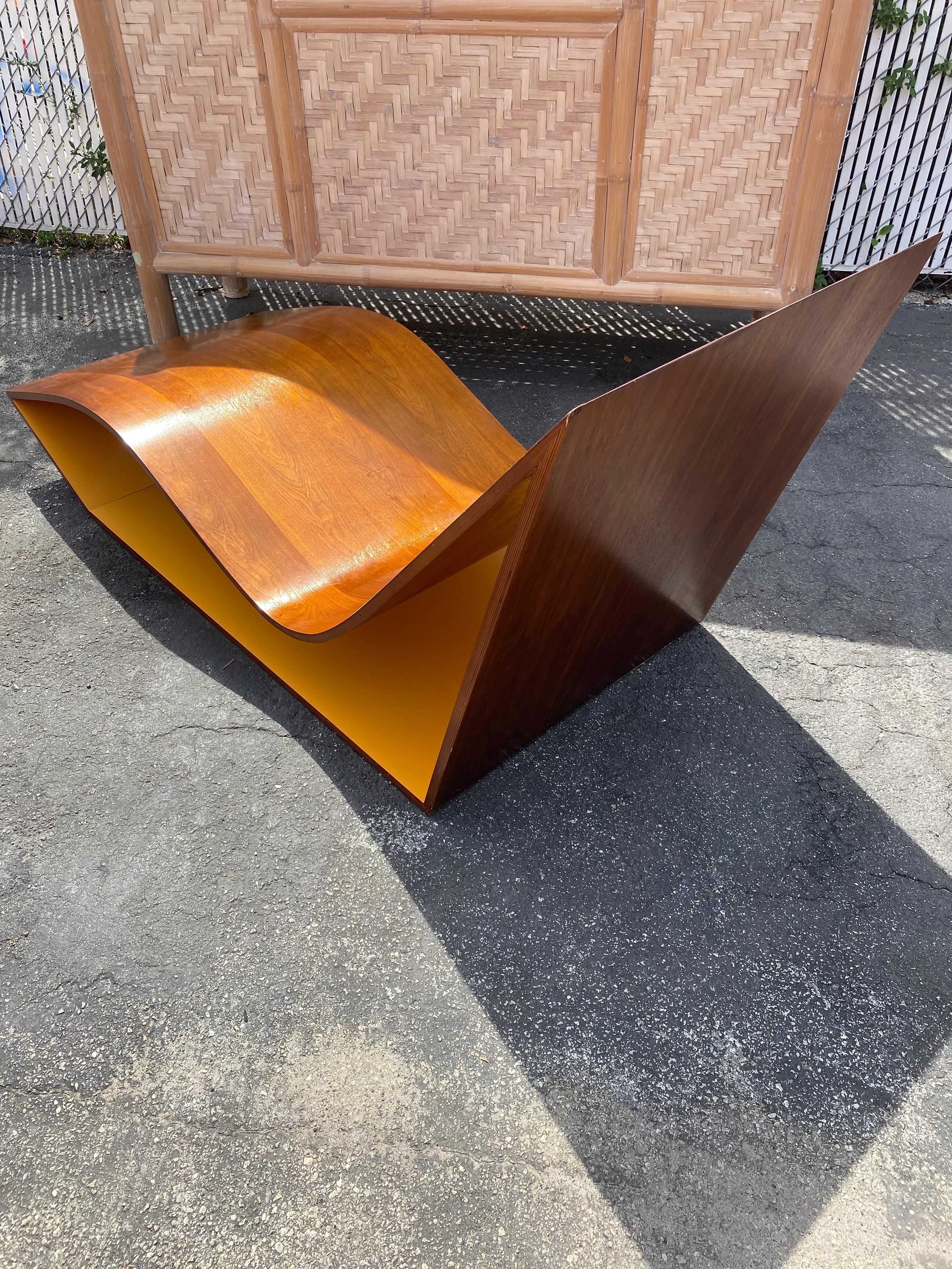 1970er Karim Rashid Skulpturaler Nussbaum Lounge Wave Chair  Chaise im Angebot 7