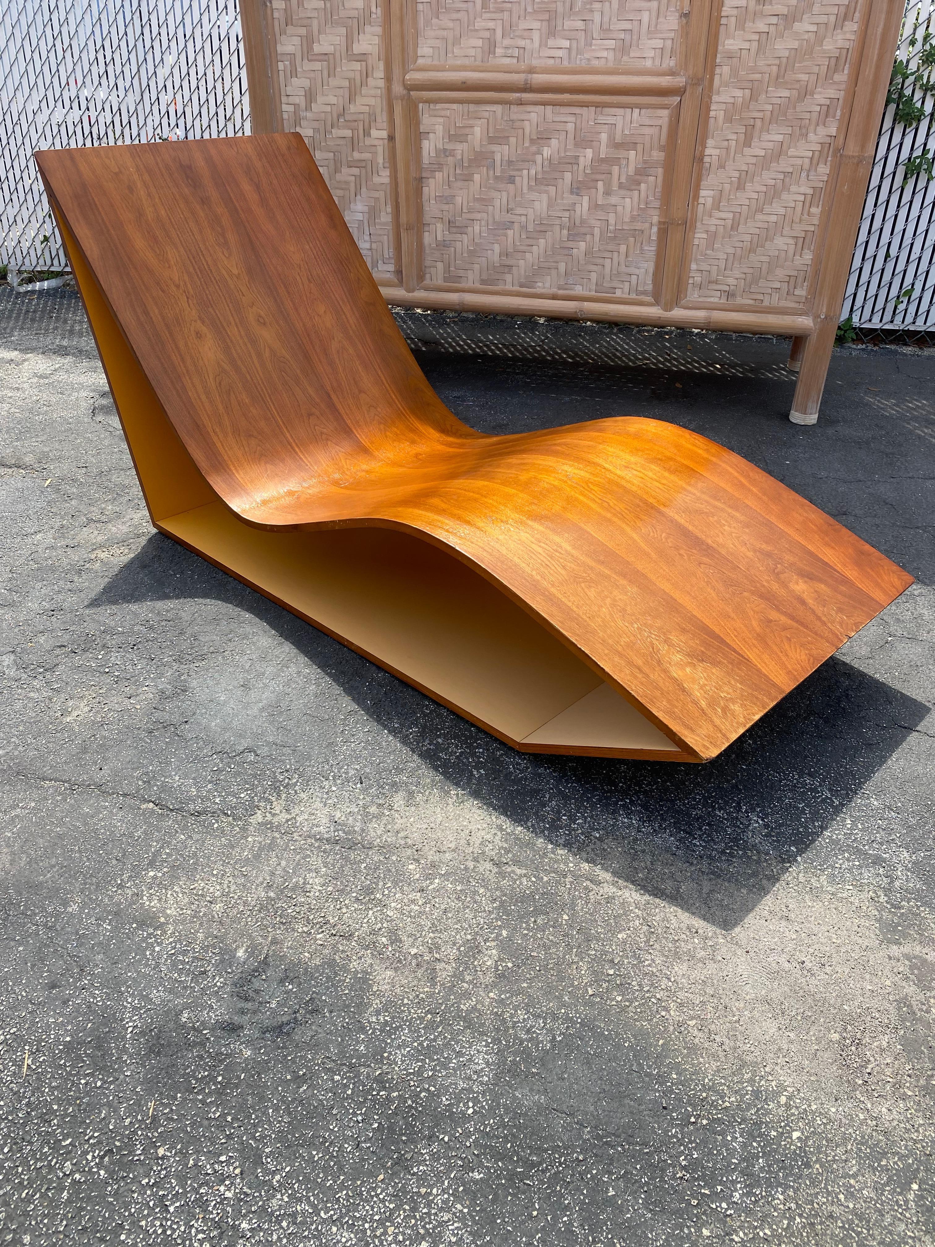 1970er Karim Rashid Skulpturaler Nussbaum Lounge Wave Chair  Chaise (Moderne der Mitte des Jahrhunderts) im Angebot