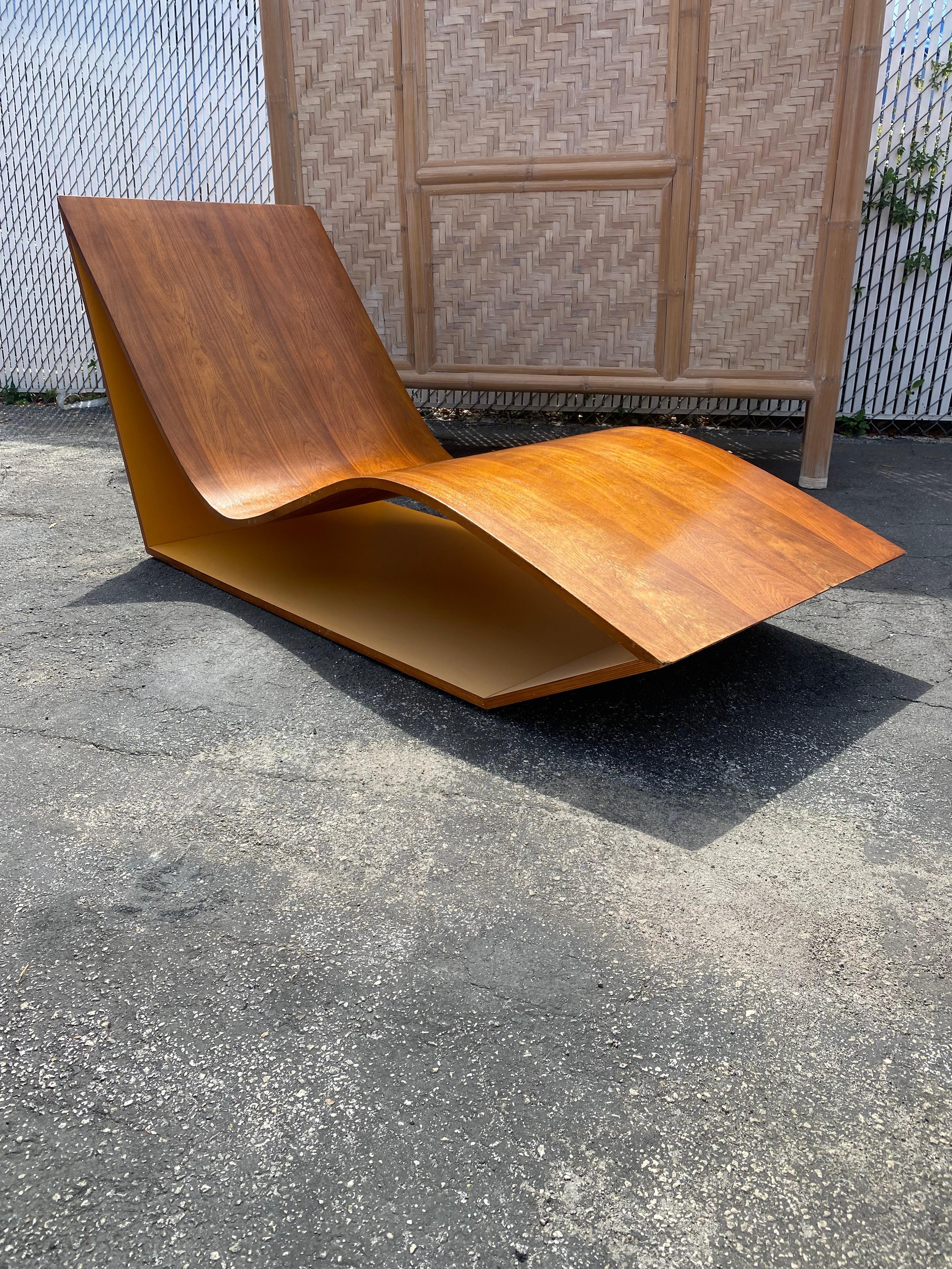 1970er Karim Rashid Skulpturaler Nussbaum Lounge Wave Chair  Chaise im Zustand „Gut“ im Angebot in Fort Lauderdale, FL
