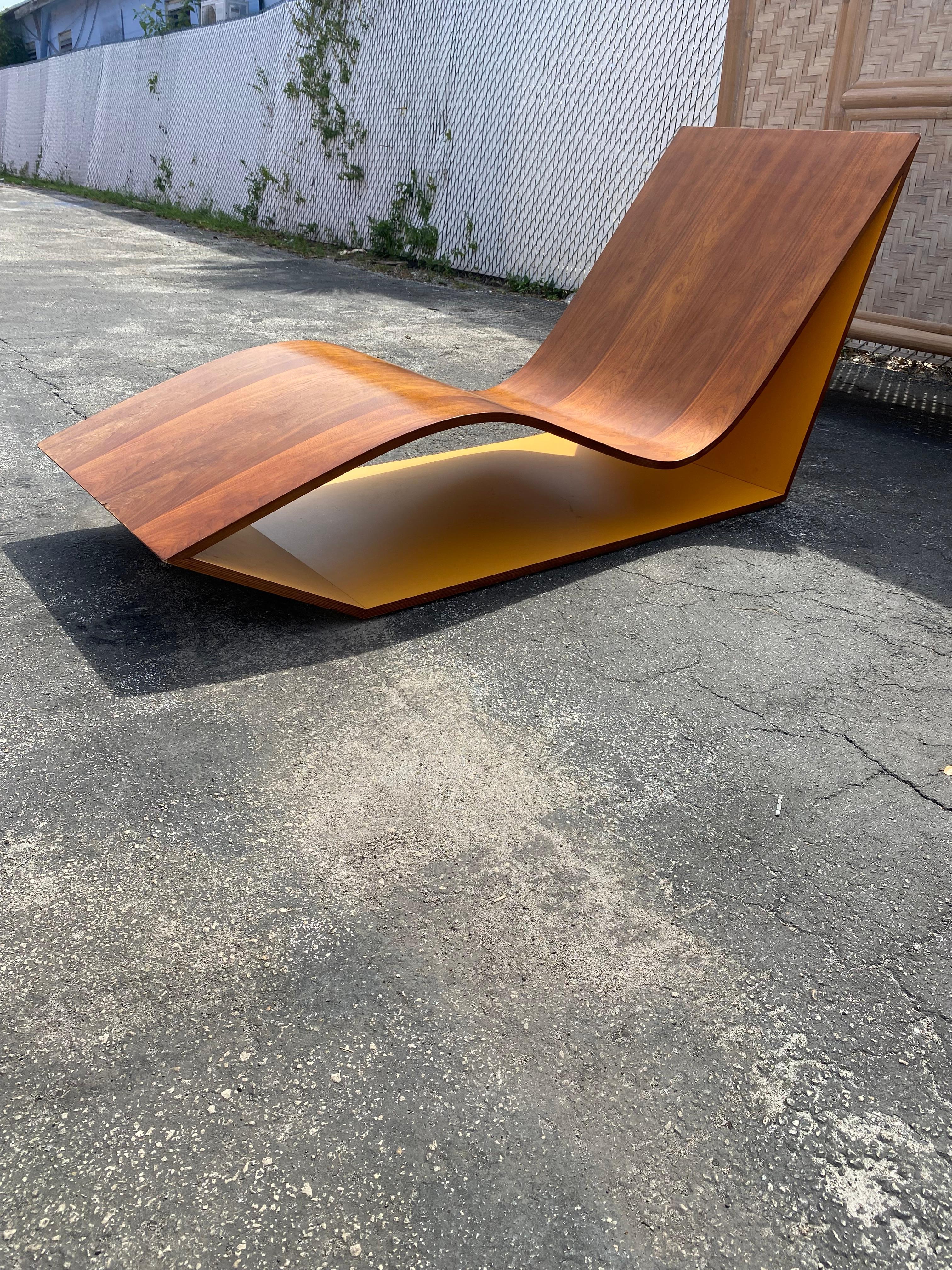 1970er Karim Rashid Skulpturaler Nussbaum Lounge Wave Chair  Chaise (Ende des 20. Jahrhunderts) im Angebot