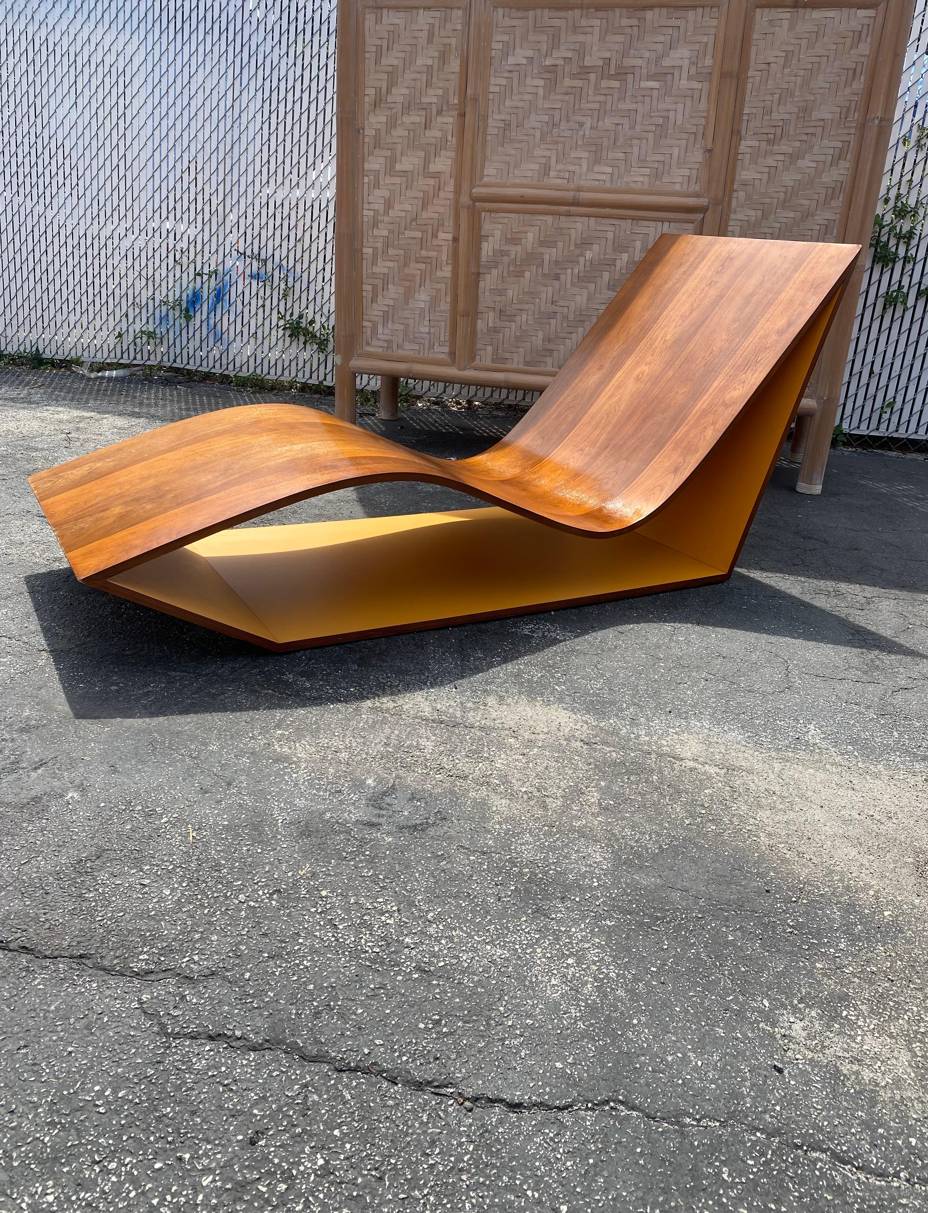 1970er Karim Rashid Skulpturaler Nussbaum Lounge Wave Chair  Chaise (Holz) im Angebot