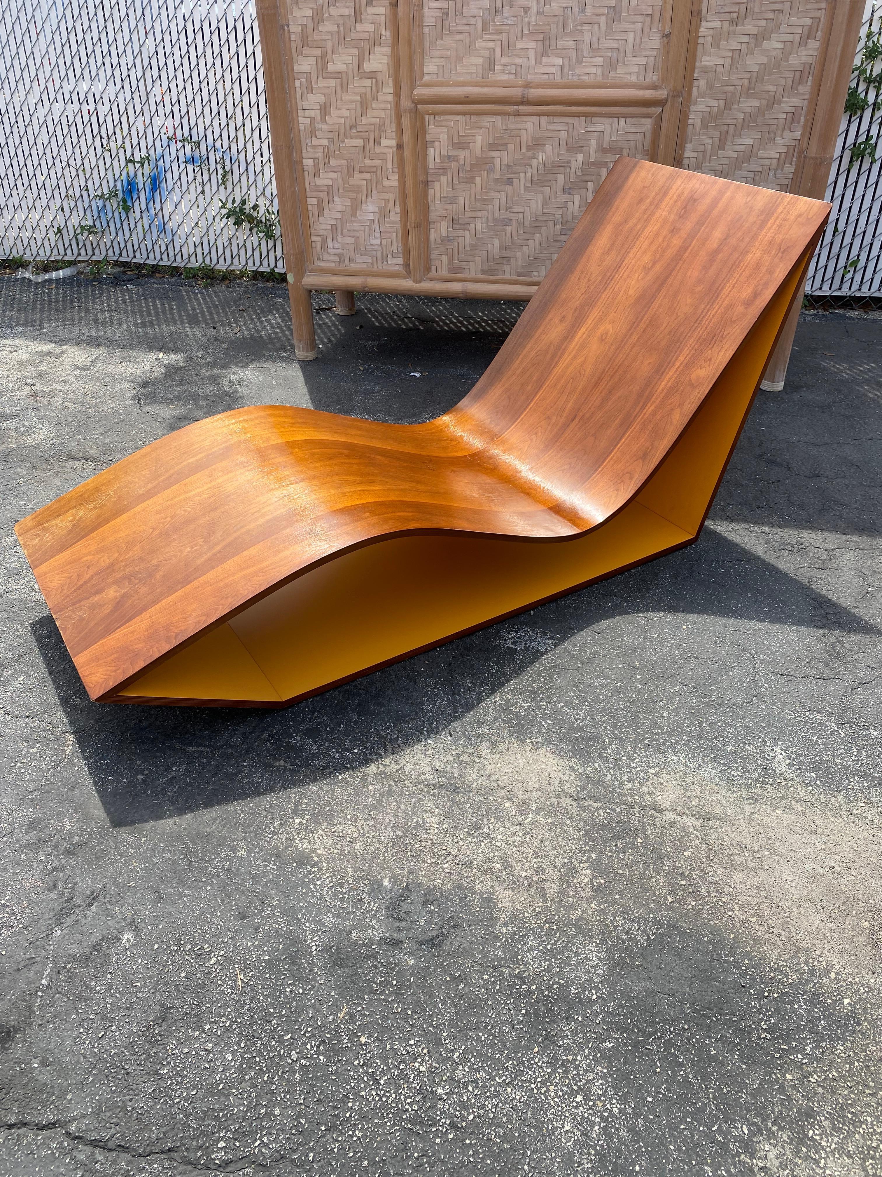 1970er Karim Rashid Skulpturaler Nussbaum Lounge Wave Chair  Chaise im Angebot 1