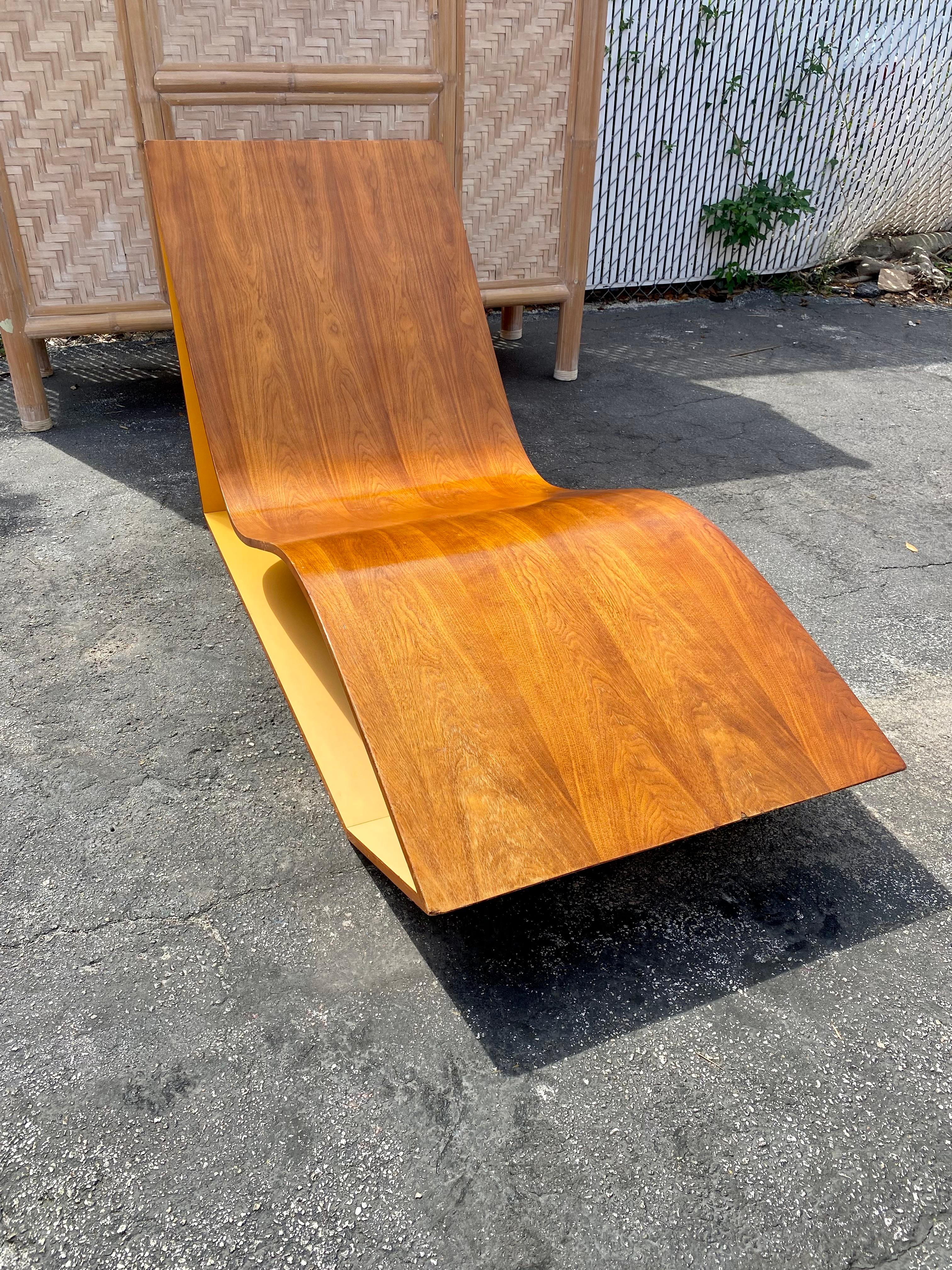 1970er Karim Rashid Skulpturaler Nussbaum Lounge Wave Chair  Chaise im Angebot 2