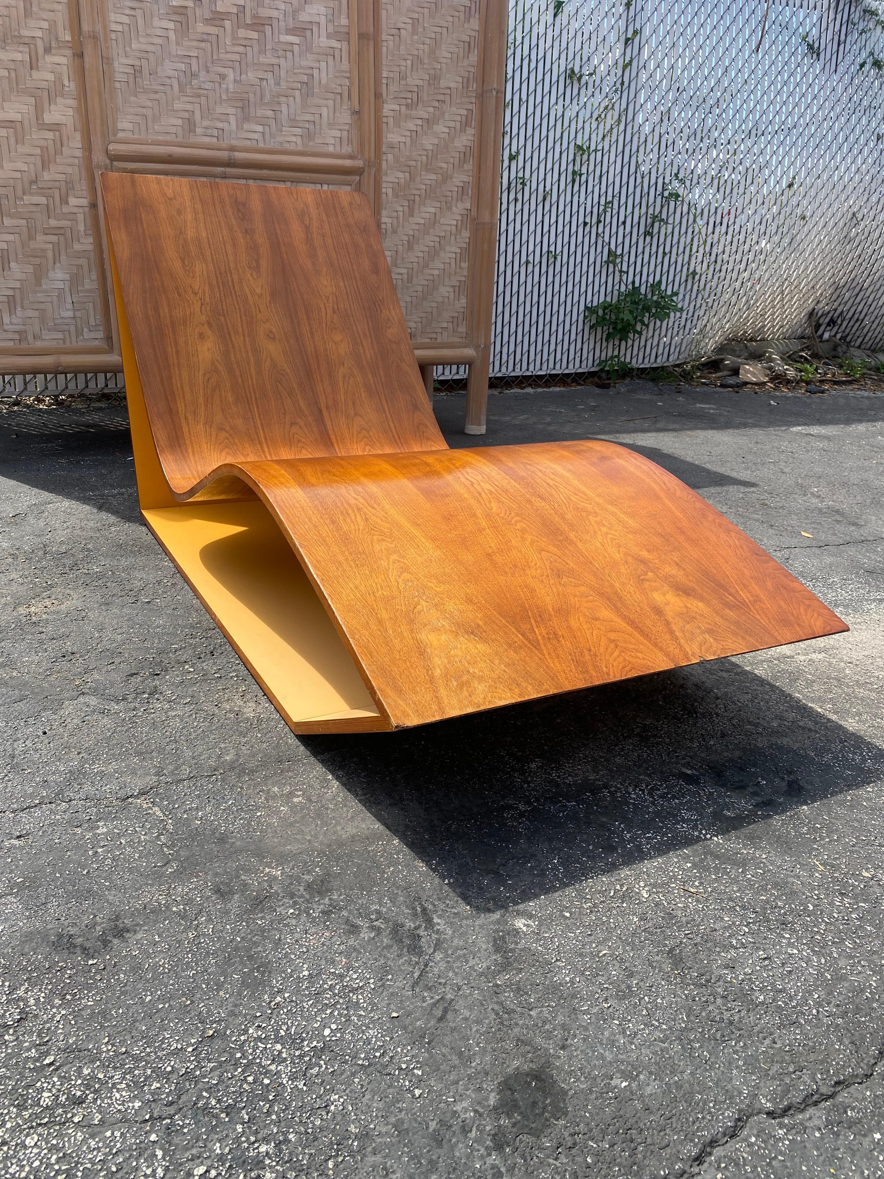 1970er Karim Rashid Skulpturaler Nussbaum Lounge Wave Chair  Chaise im Angebot 3