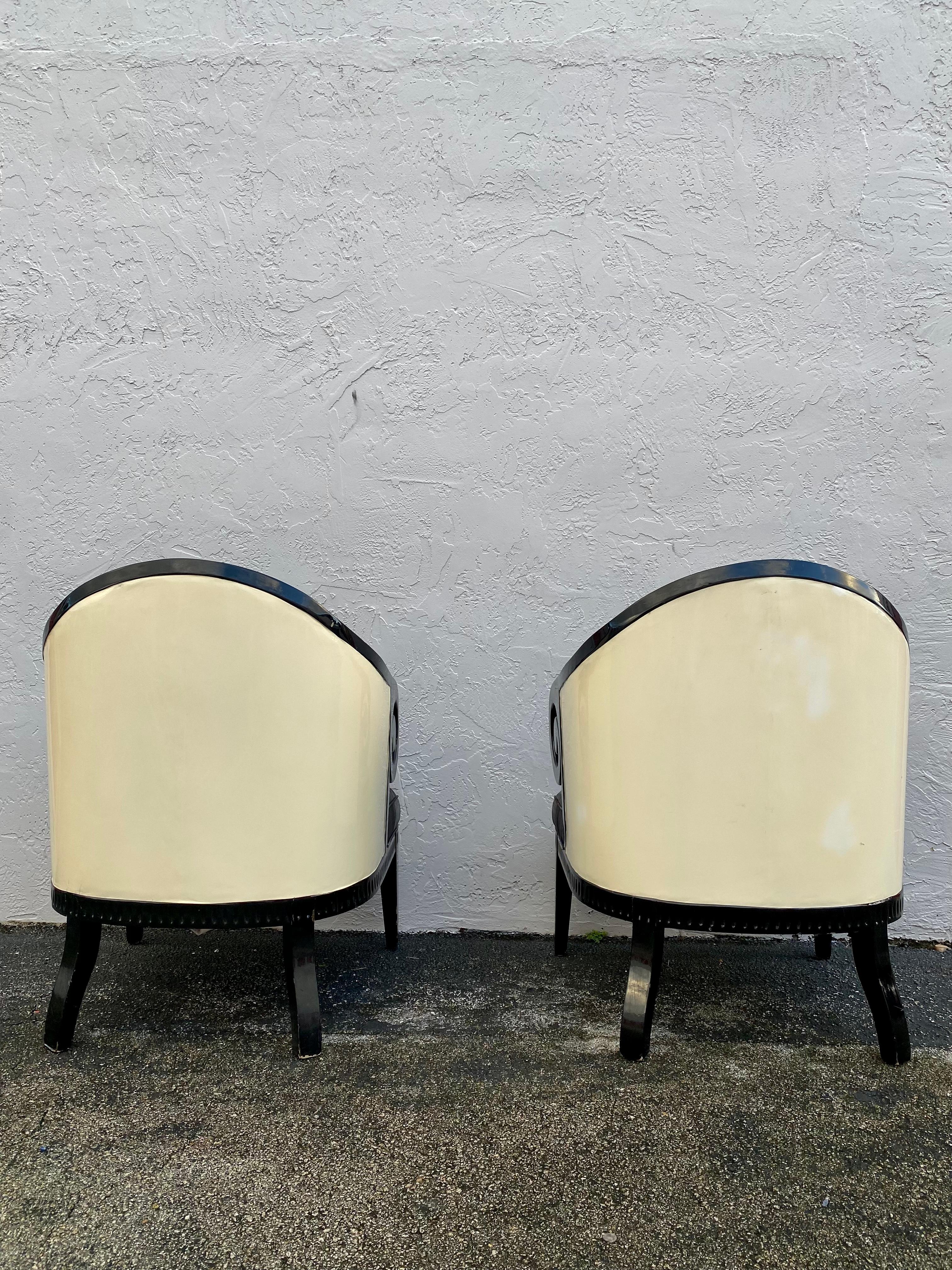 1970er Karl Springer Skulpturale Fassstühle aus Ziegenlederimitat, 2er-Set im Zustand „Gut“ im Angebot in Fort Lauderdale, FL