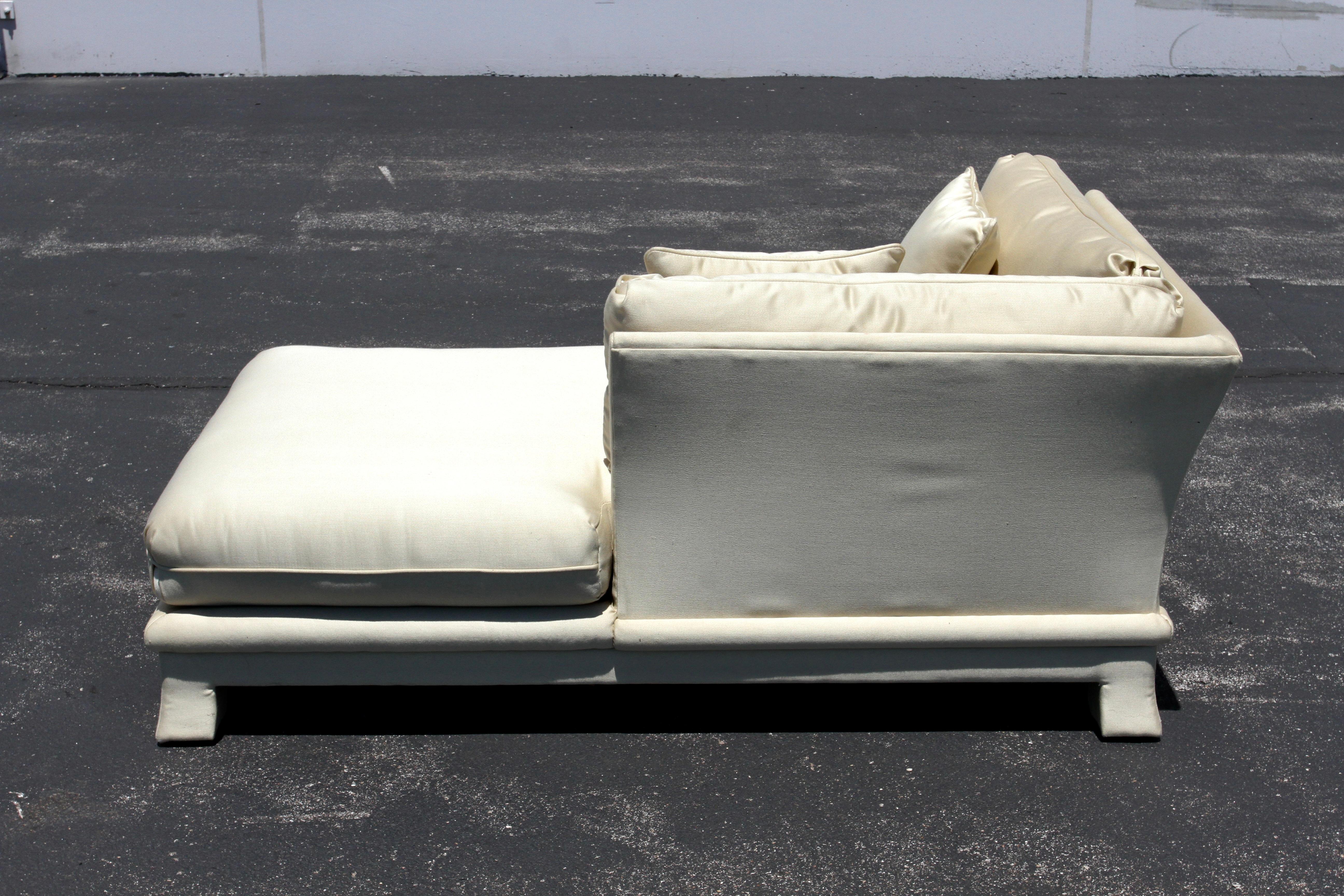 1970s Karl Springer Style Chaise Lounge Sofa von Bernhardt Flair in Golden Silk im Angebot 4