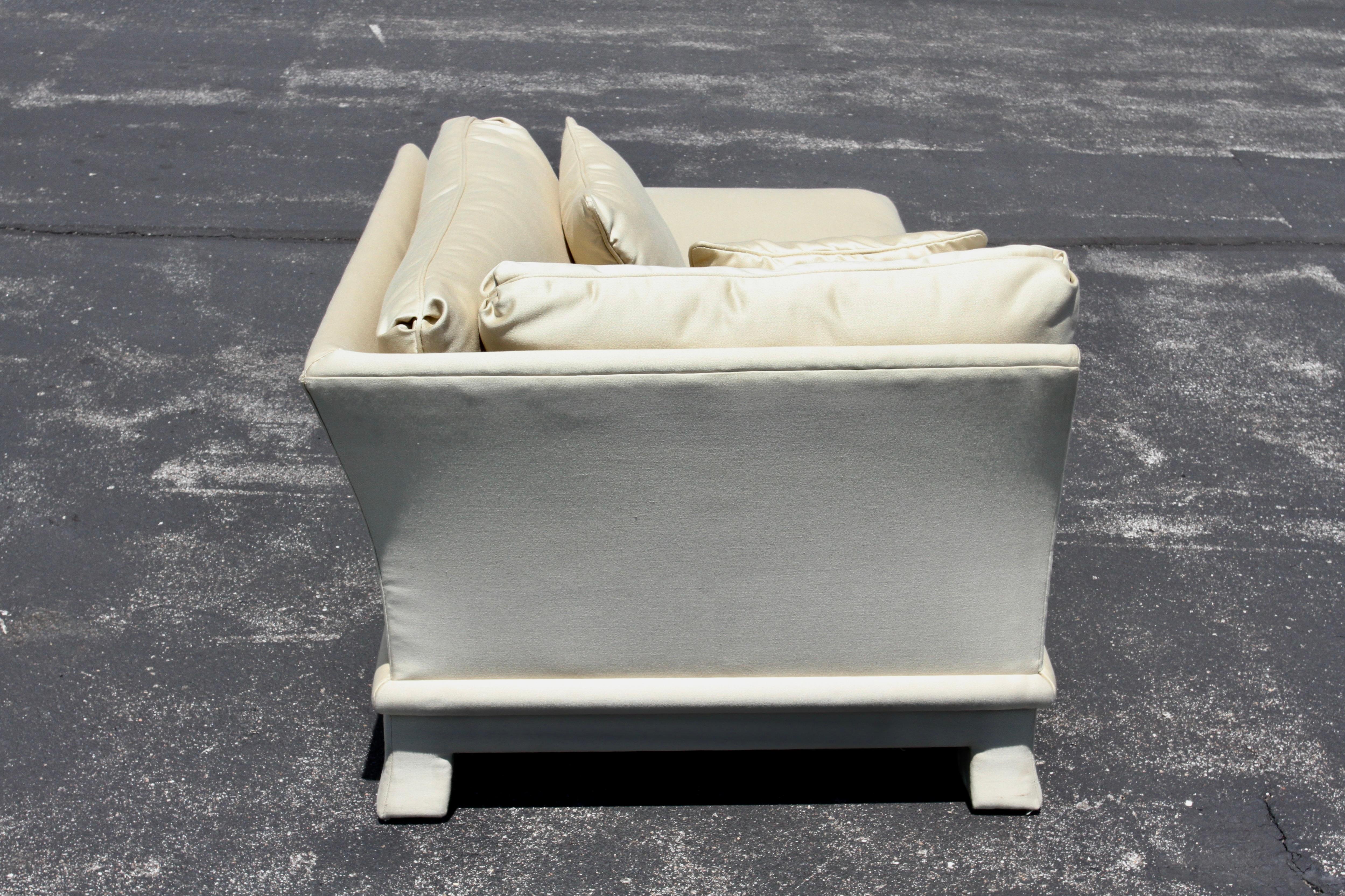 1970s Karl Springer Style Chaise Lounge Sofa von Bernhardt Flair in Golden Silk im Angebot 6