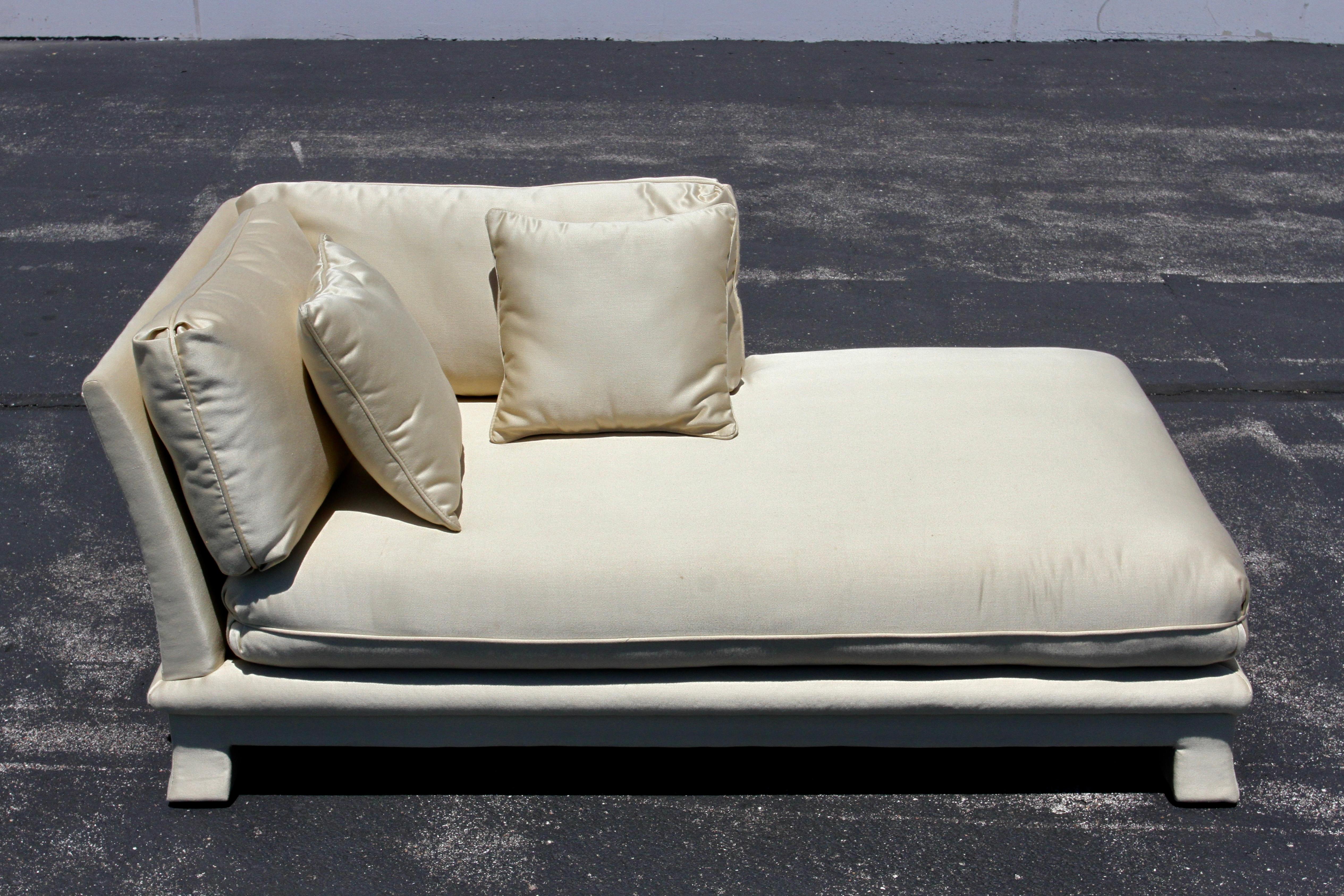 1970er Karl Springer Style Chaise Lounge Sofa von Bernhardt Flair aus goldener Seide (Hollywood Regency) im Angebot