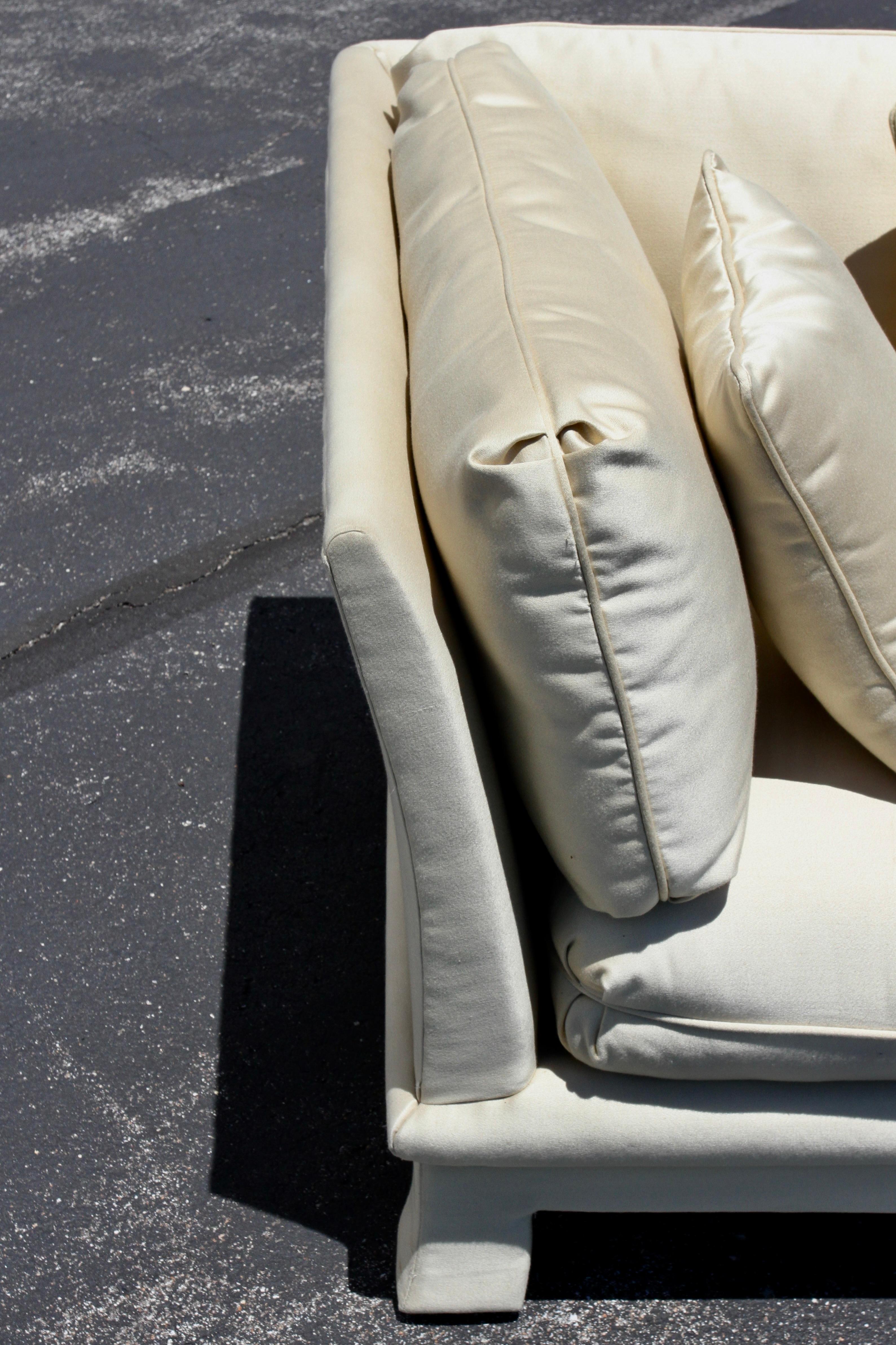 1970s Karl Springer Style Chaise Lounge Sofa von Bernhardt Flair in Golden Silk (Polster) im Angebot