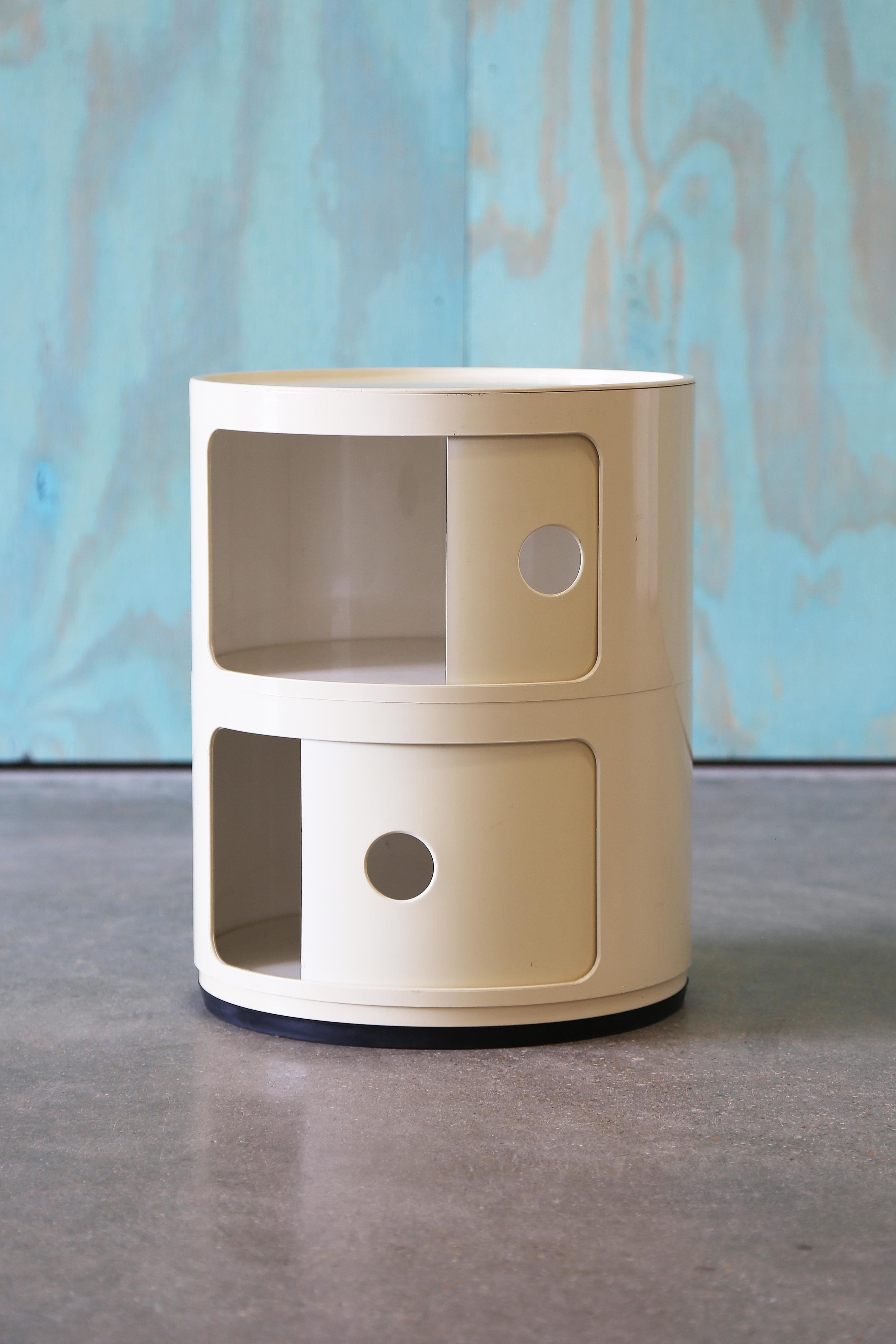 Die Componibili Aufbewahrungseinheit (1969) von Anna Castelli Ferrieri verfügt über modulare, stapelbare Fächer mit Schiebetüren und einem schlanken Nut-und-Feder-Design. Ein platzsparender italienischer Klassiker von Kartell - kompakt, funktional