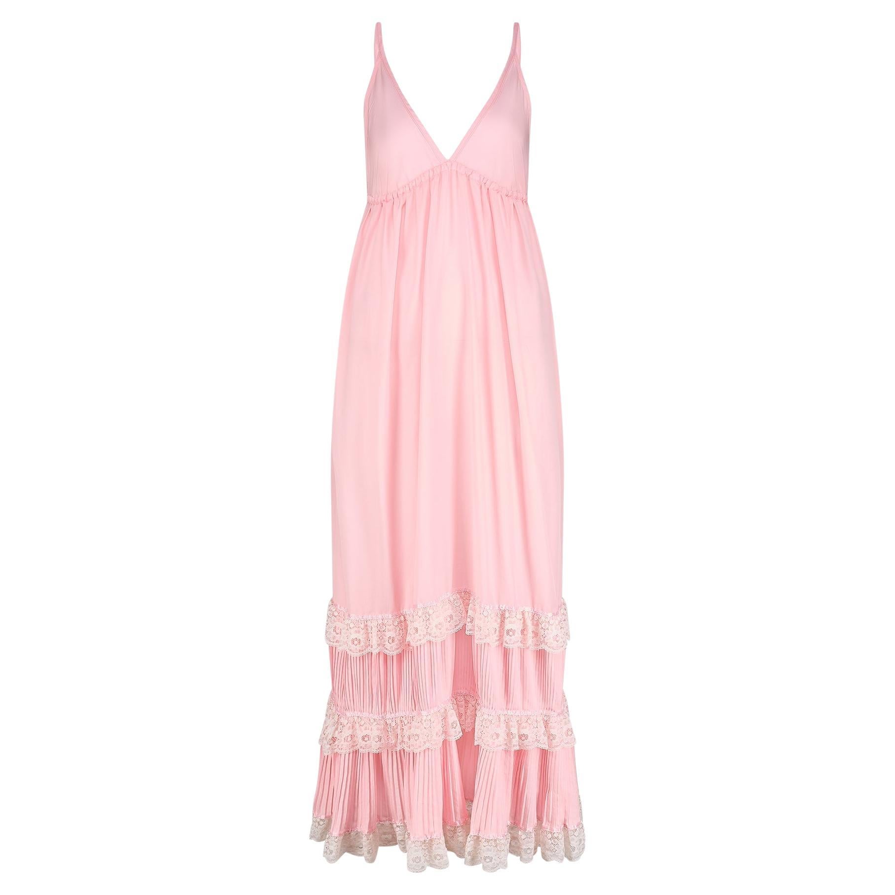 Slip de ajuar de seda y encaje rosa Kayser de los años 70 con bata a juego en venta