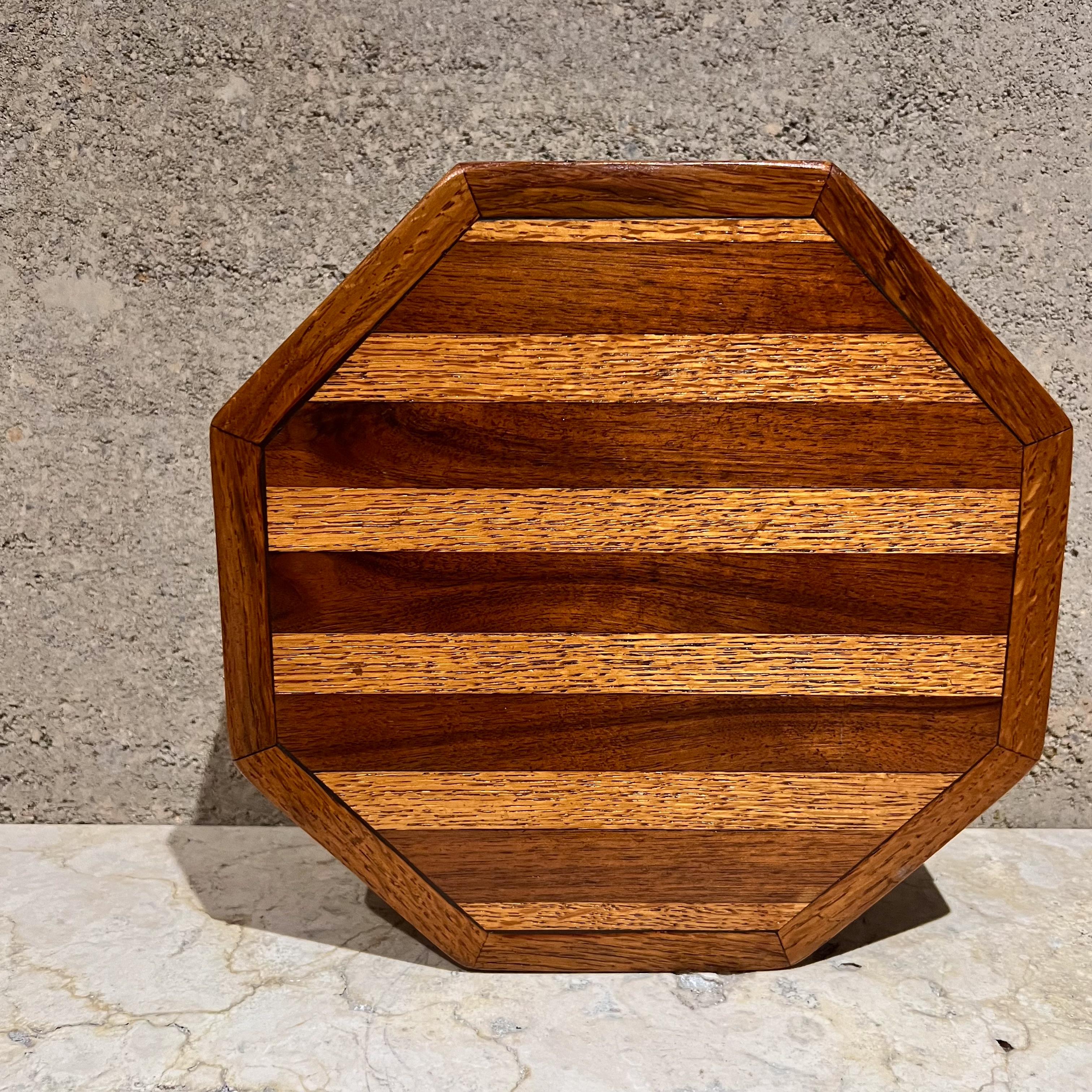 Achteckige Eichenholzkiste mit Deckel
Holz Intarsien Scharnier
3,13 x 10,25 d
Vintage aus Vorbesitz
Siehe Bilder