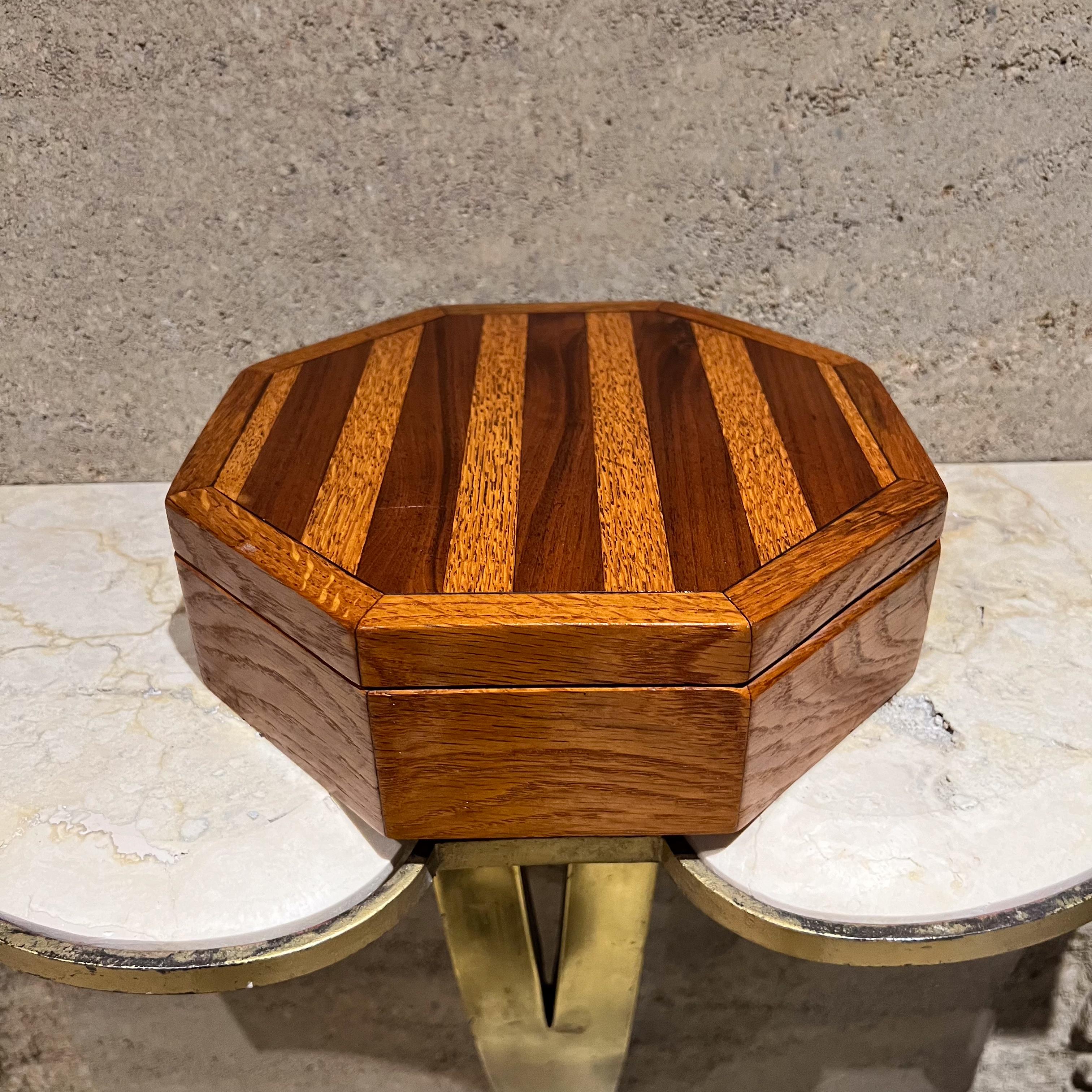 1970er Jahre Keepsake Box Achteckig Oak Wood Marquetry im Zustand „Gut“ im Angebot in Chula Vista, CA