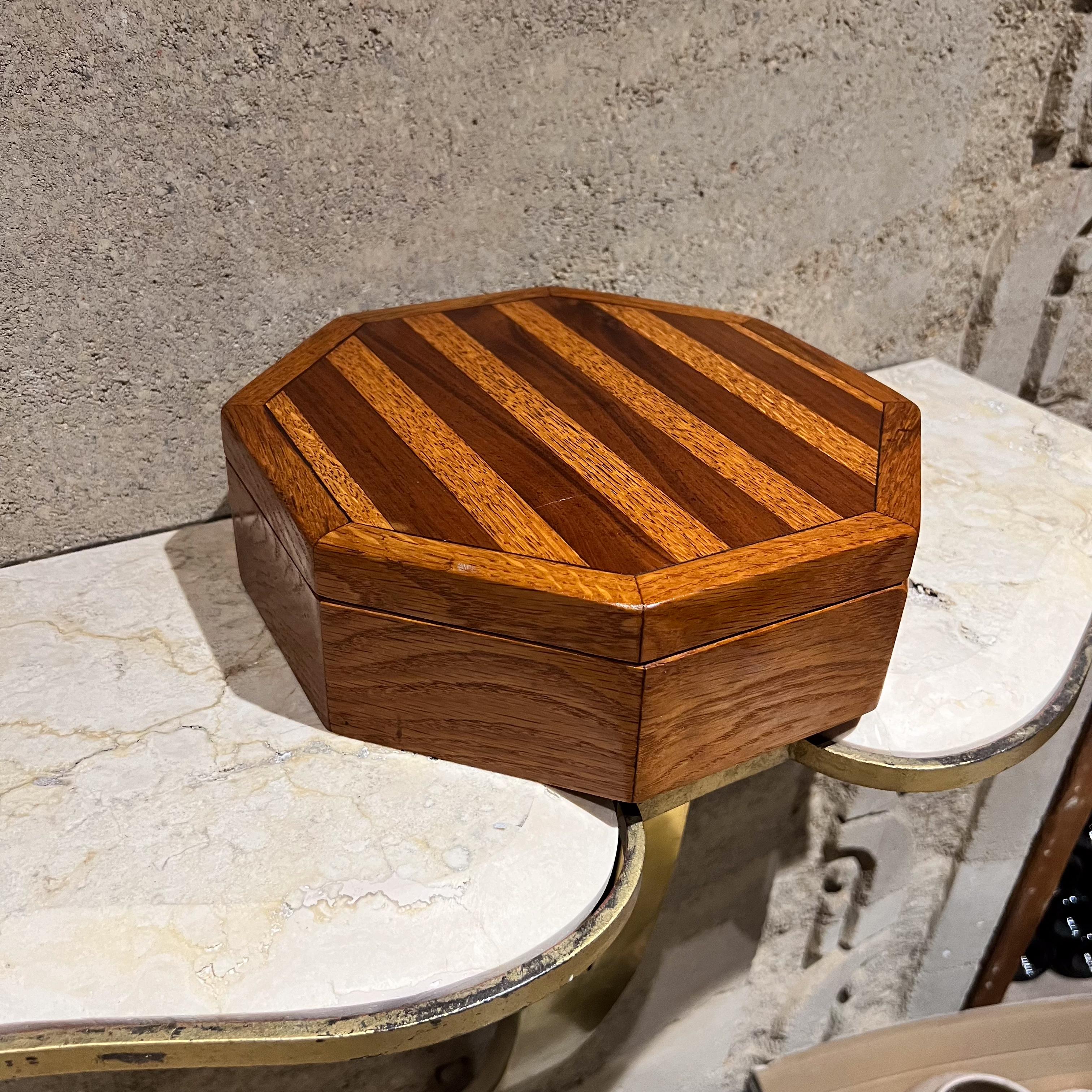 1970er Jahre Keepsake Box Achteckig Oak Wood Marquetry (Ende des 20. Jahrhunderts) im Angebot