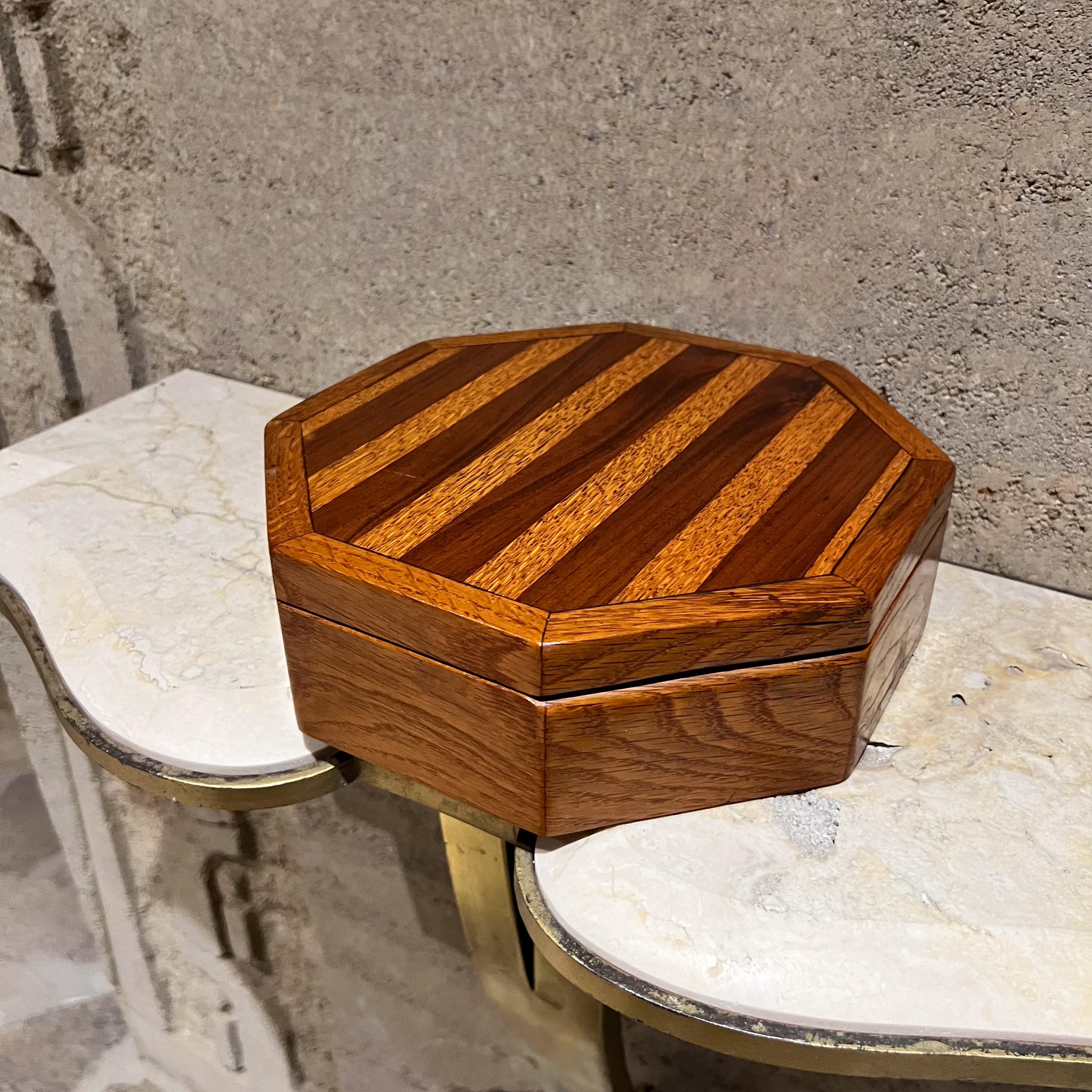 1970er Jahre Keepsake Box Achteckig Oak Wood Marquetry (Holz) im Angebot