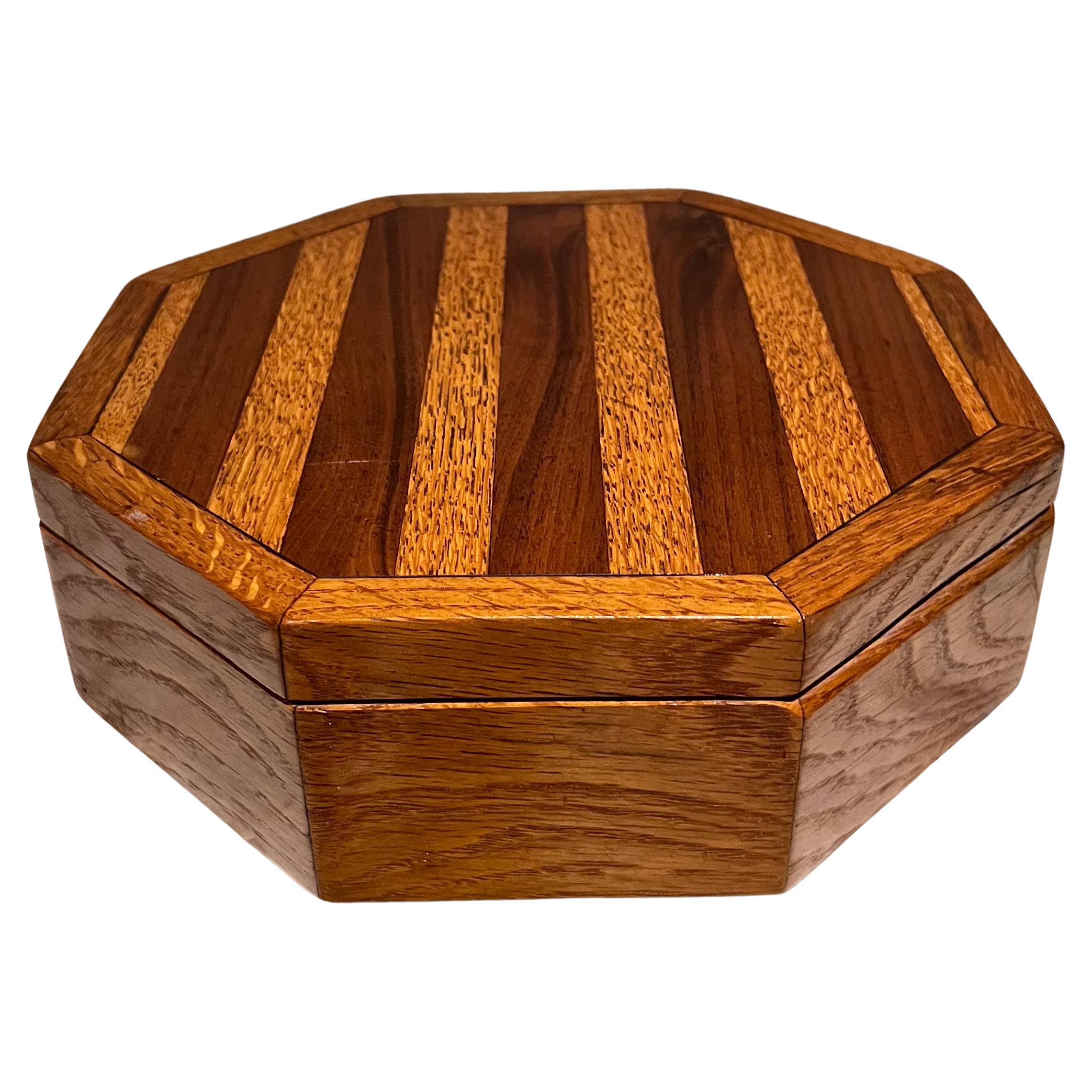 1970s Caja de Recuerdos Octogonal de Madera de Roble Marquetería