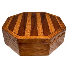 1970s Caja de Recuerdos Octogonal de Madera de Roble Marquetería