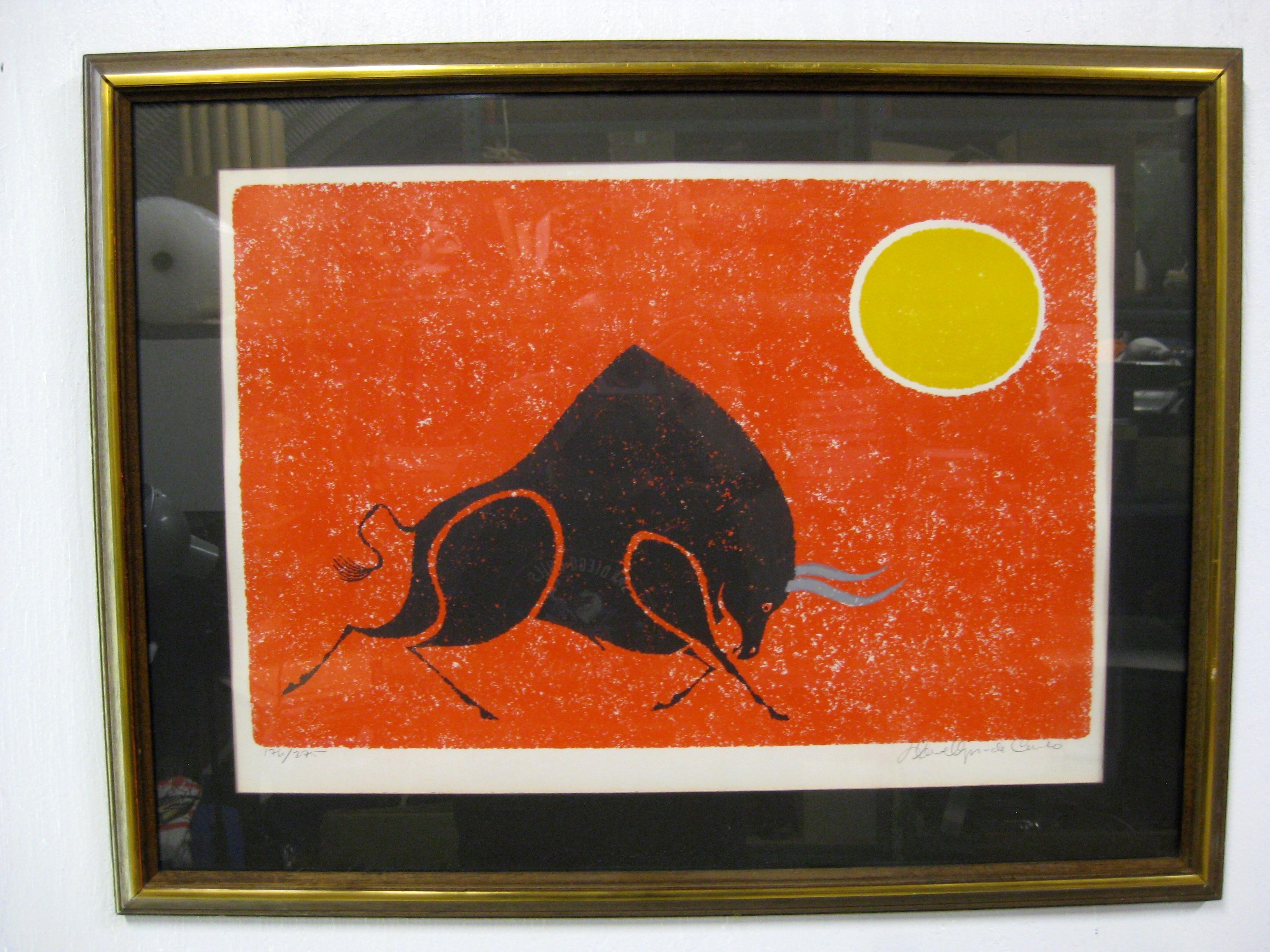 Merveilleuse lithographie abstraite signée et numérotée à la main par l'artiste répertorié Keith Llewellyn De Carlo, vers les années 1970. La lithographie abstraite représente une figurine de taureau colorée et un soleil. Couleurs vibrantes. Les
