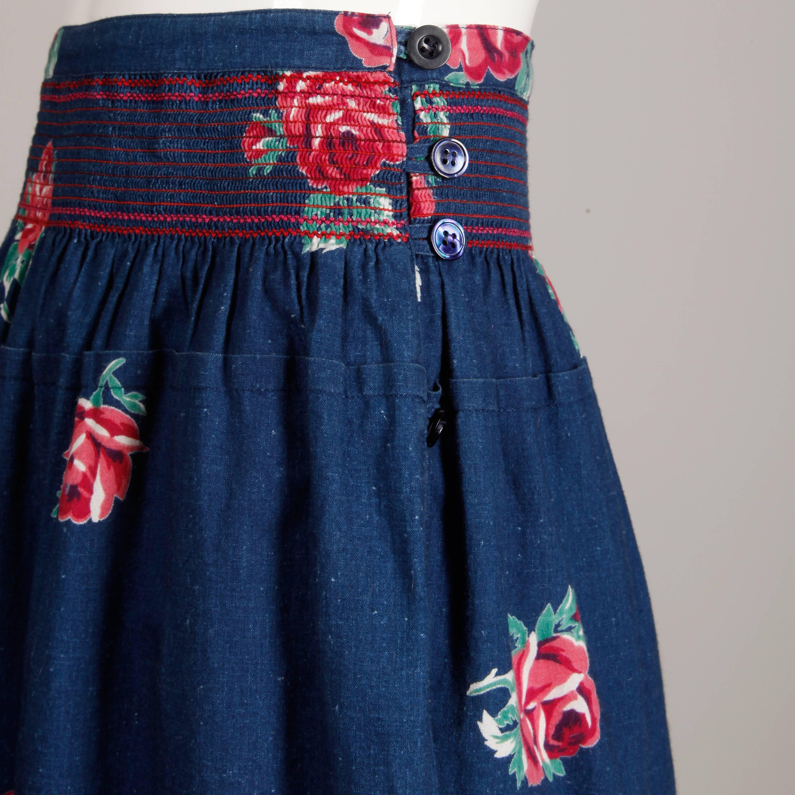 1970s Kenzo Vintage Blue Denim Chambray Jeans Skirt with Floral Rose Print in vendita 1