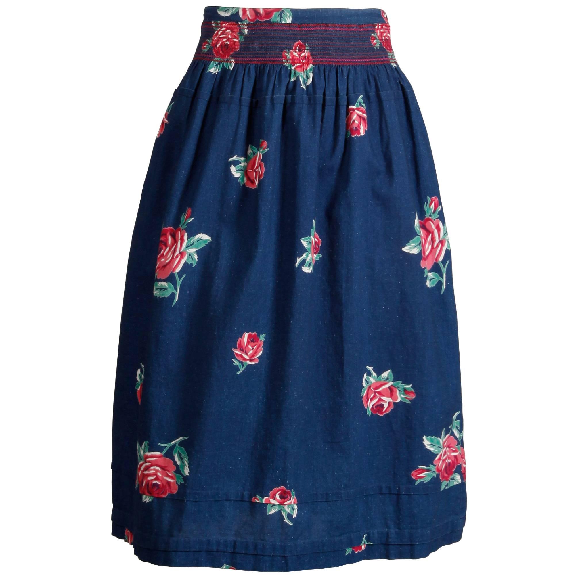 1970s Kenzo Vintage Blue Denim Chambray Jeans Skirt with Floral Rose Print in vendita