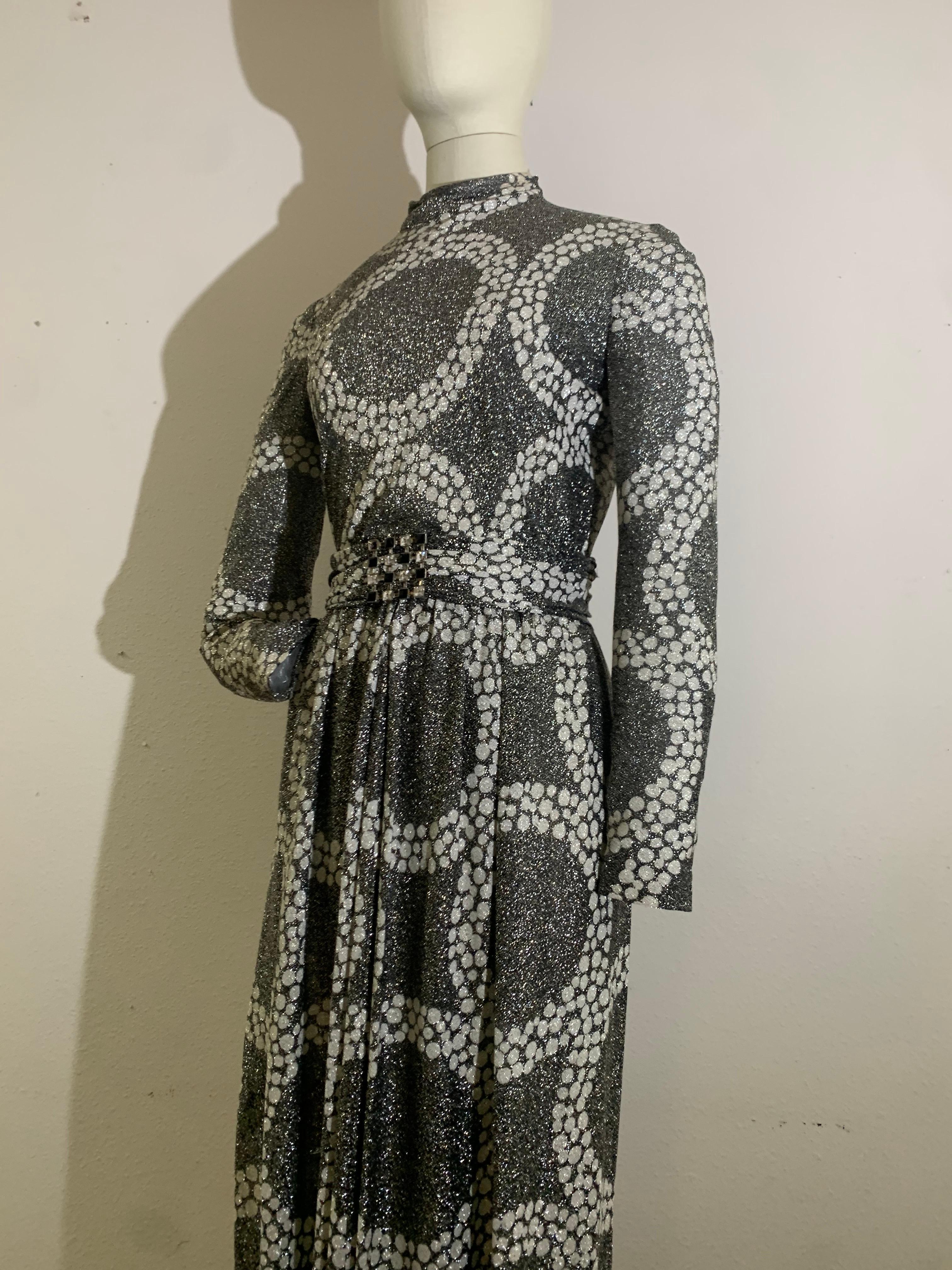 Maxivestido de punto de lúrex plateado con motivo de guijarros circulares de los años 70 de Kiki Hart en venta 6