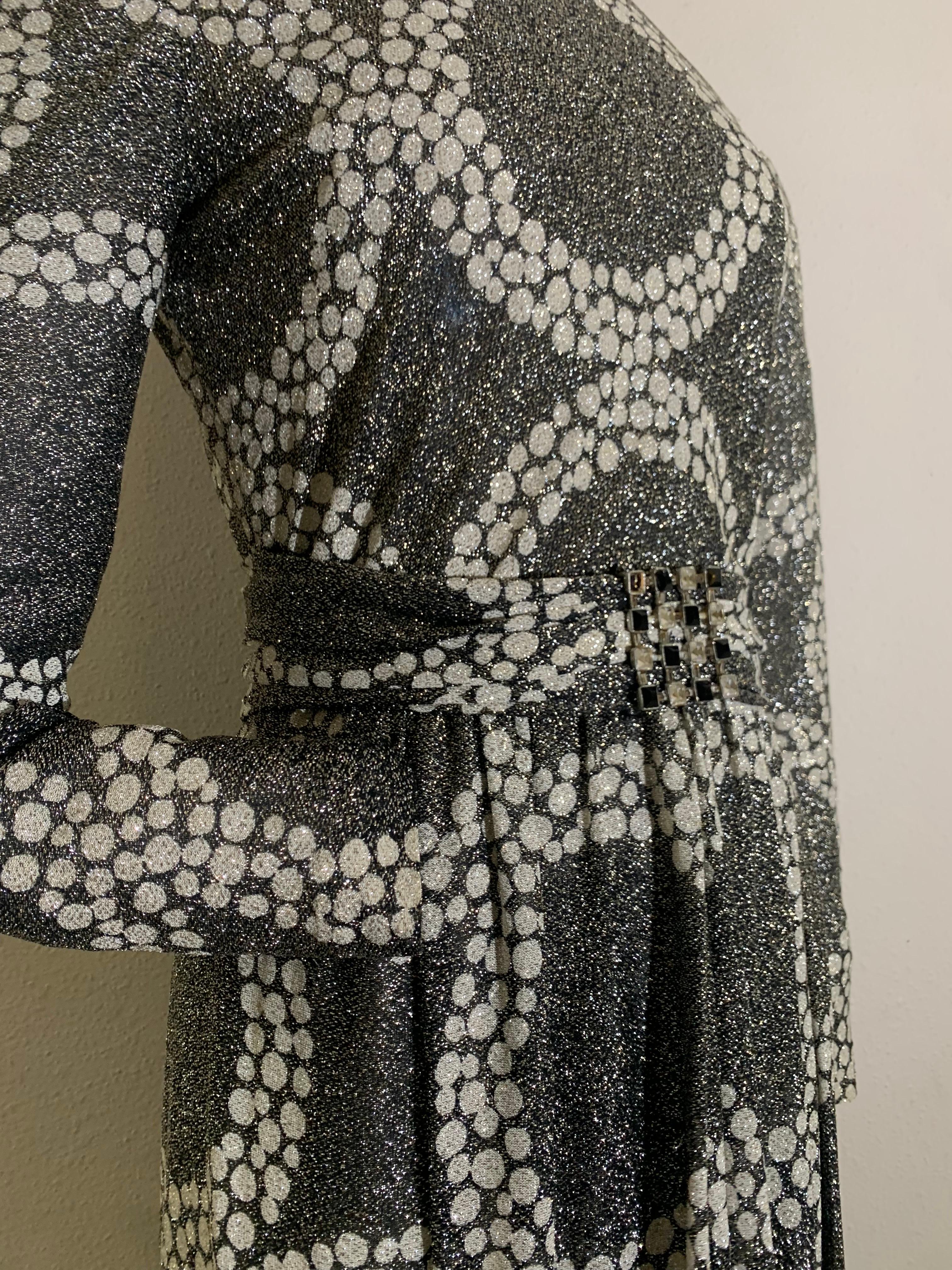 Maxivestido de punto de lúrex plateado con motivo de guijarros circulares de los años 70 de Kiki Hart Negro en venta