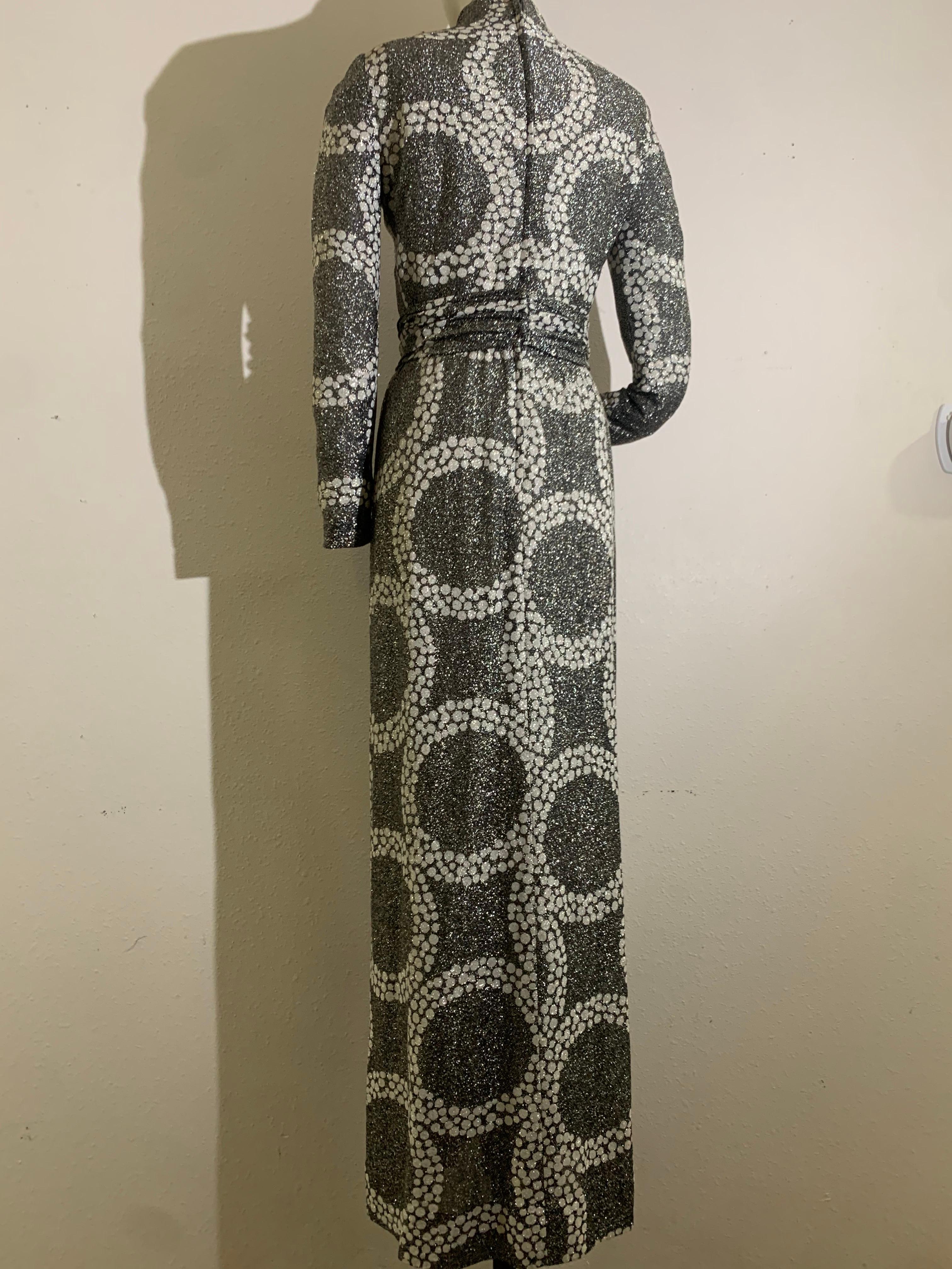 Maxivestido de punto de lúrex plateado con motivo de guijarros circulares de los años 70 de Kiki Hart en venta 1