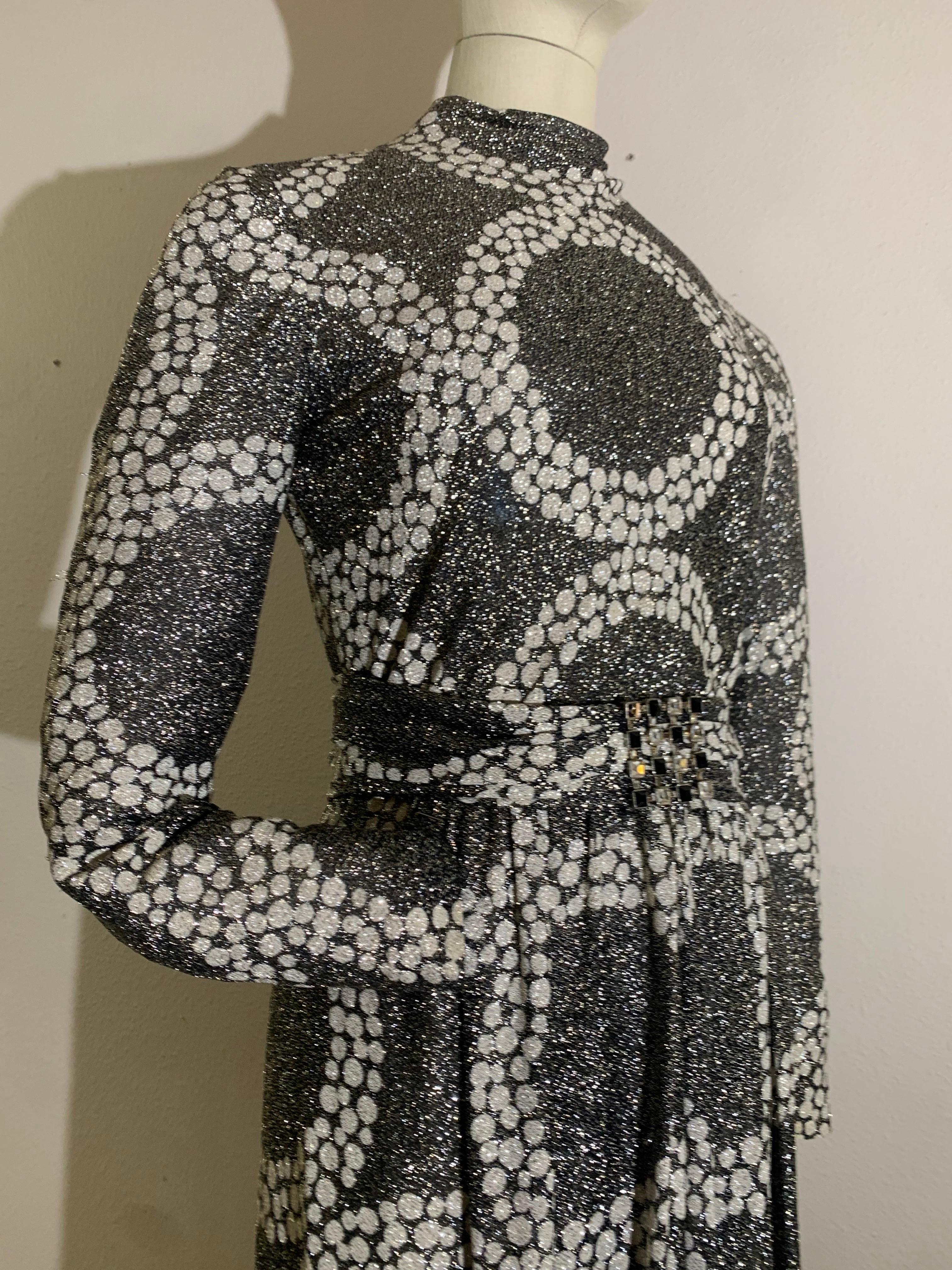 Maxivestido de punto de lúrex plateado con motivo de guijarros circulares de los años 70 de Kiki Hart en venta 2