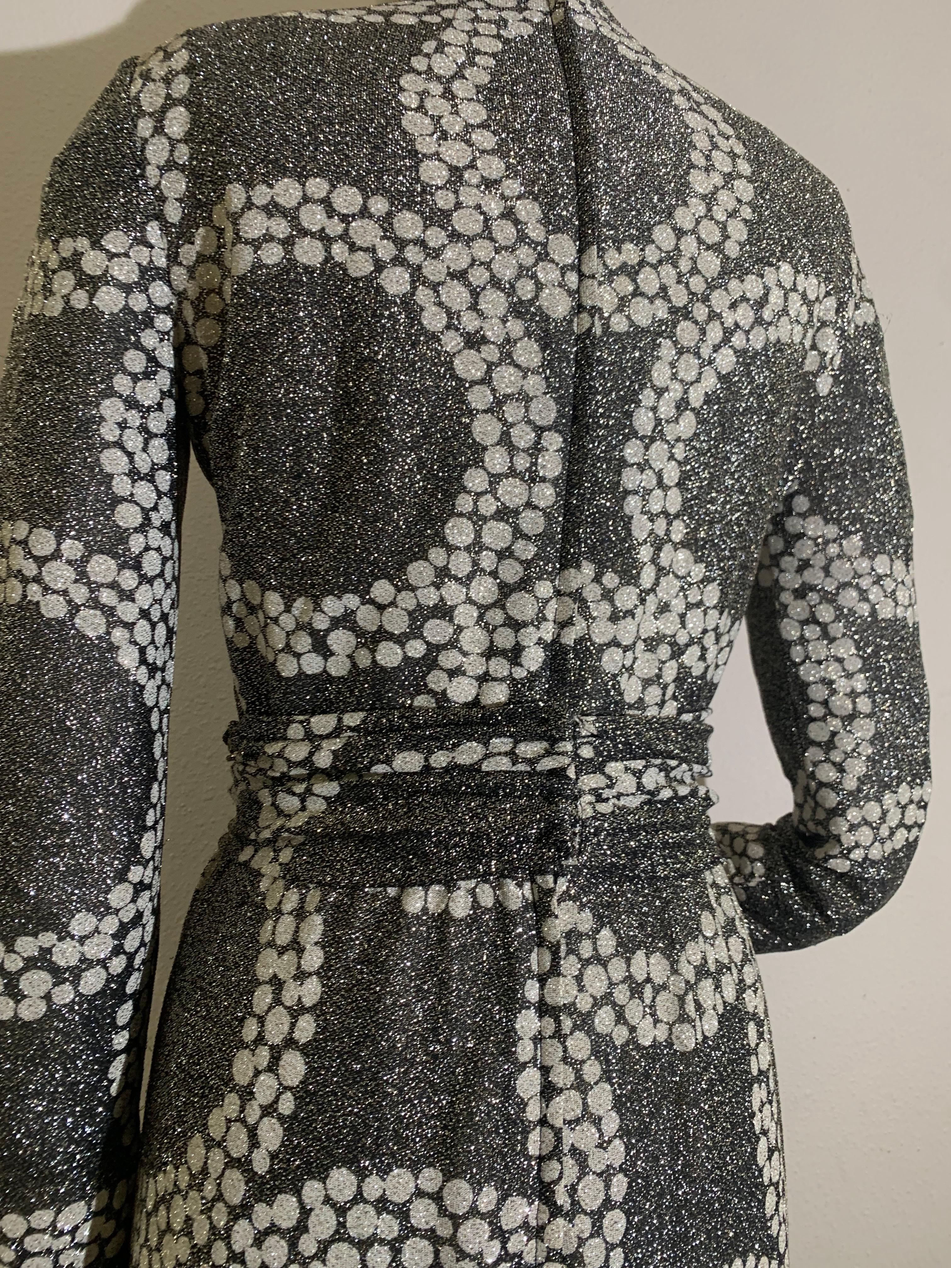Maxivestido de punto de lúrex plateado con motivo de guijarros circulares de los años 70 de Kiki Hart en venta 3