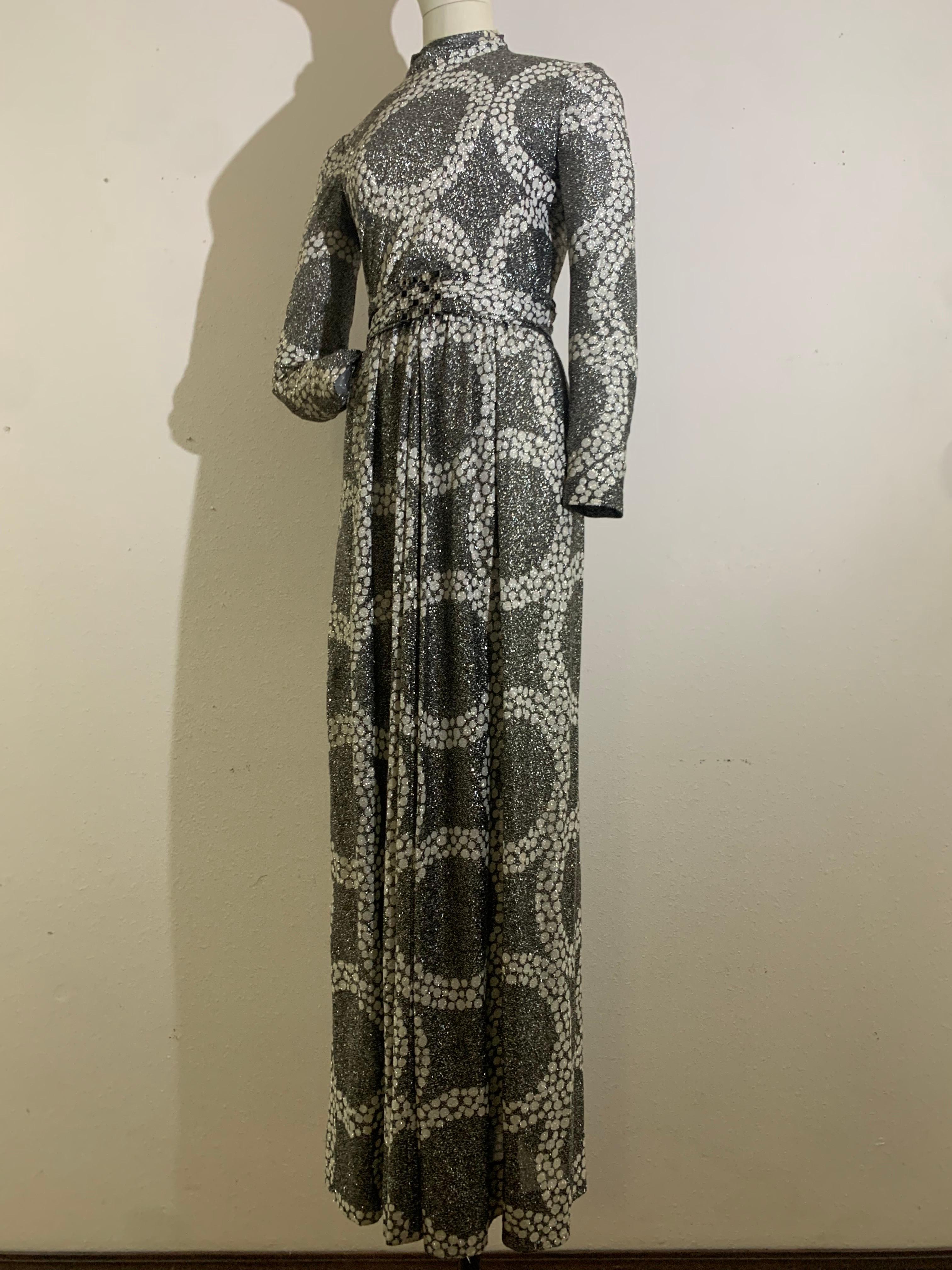 Maxivestido de punto de lúrex plateado con motivo de guijarros circulares de los años 70 de Kiki Hart en venta 4