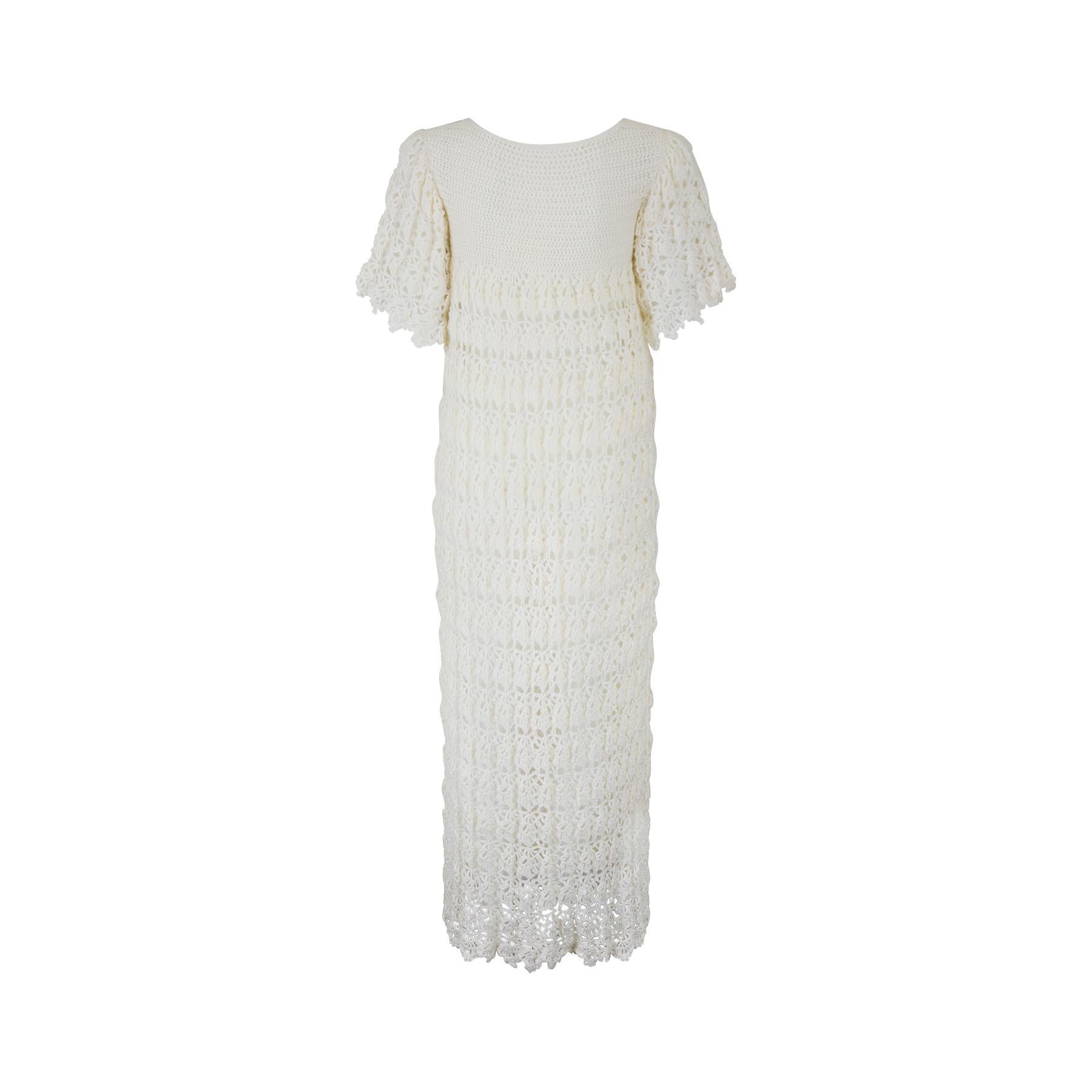 Gris Robe longue en laine blanche tricotée des années 1970 en vente