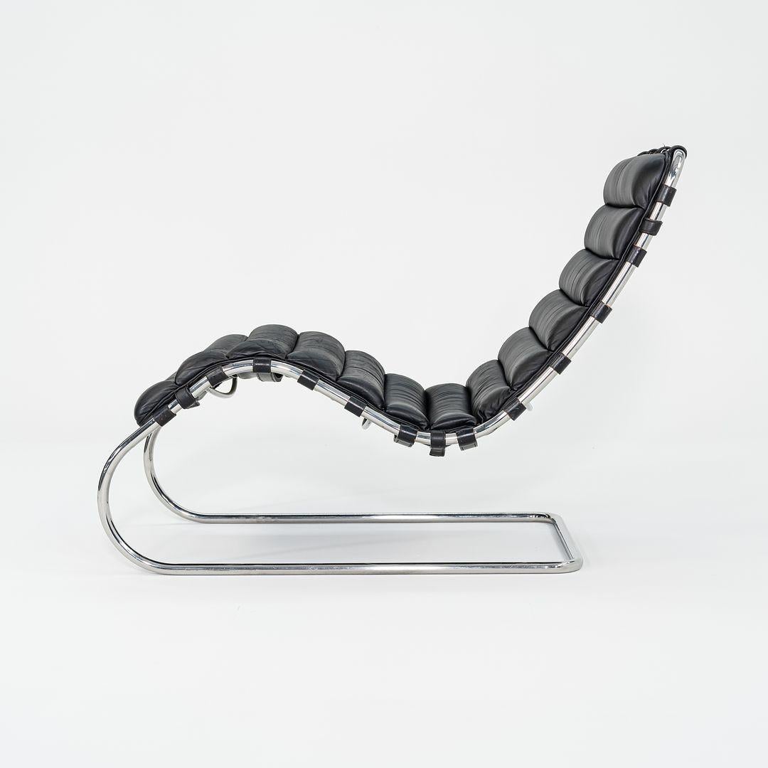 Se trata de una tumbona MR, diseñada originalmente por Ludwig Mies van der Rohe en 1927. Este ejemplo concreto fue fabricado por Knoll International en EE.UU. en la década de 1970. La chaise presenta un cojín acanalado de cuero negro que descansa