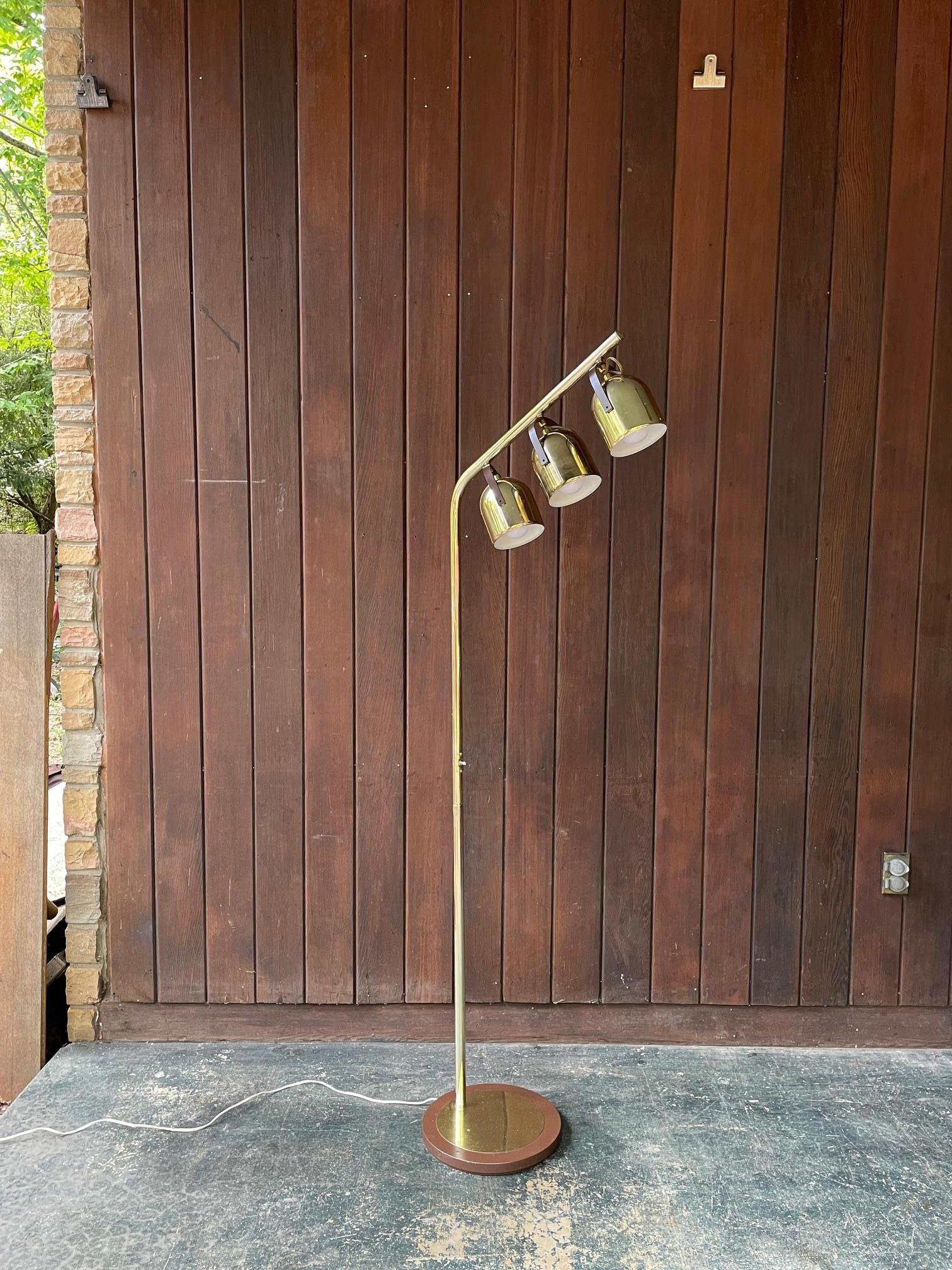 Ce lampadaire vintage de Koch & Lowy, en laiton poli, comporte trois abat-jour arrondis pivotants, attachés à une tige artistiquement courbée, sur une base circulaire ; interrupteur marche/arrêt inclus sur la tige. Usure de la finition, quelques
