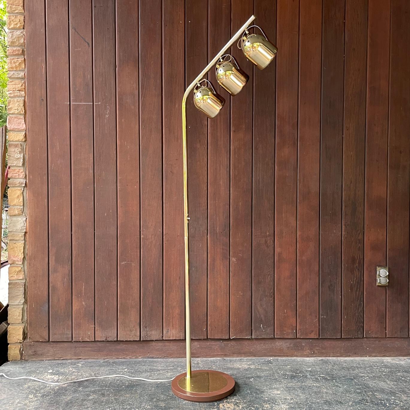 Postmoderne Lampadaire Koch+Lowy vintage mi-siècle à 3 têtes pivotantes des années 1970 en vente