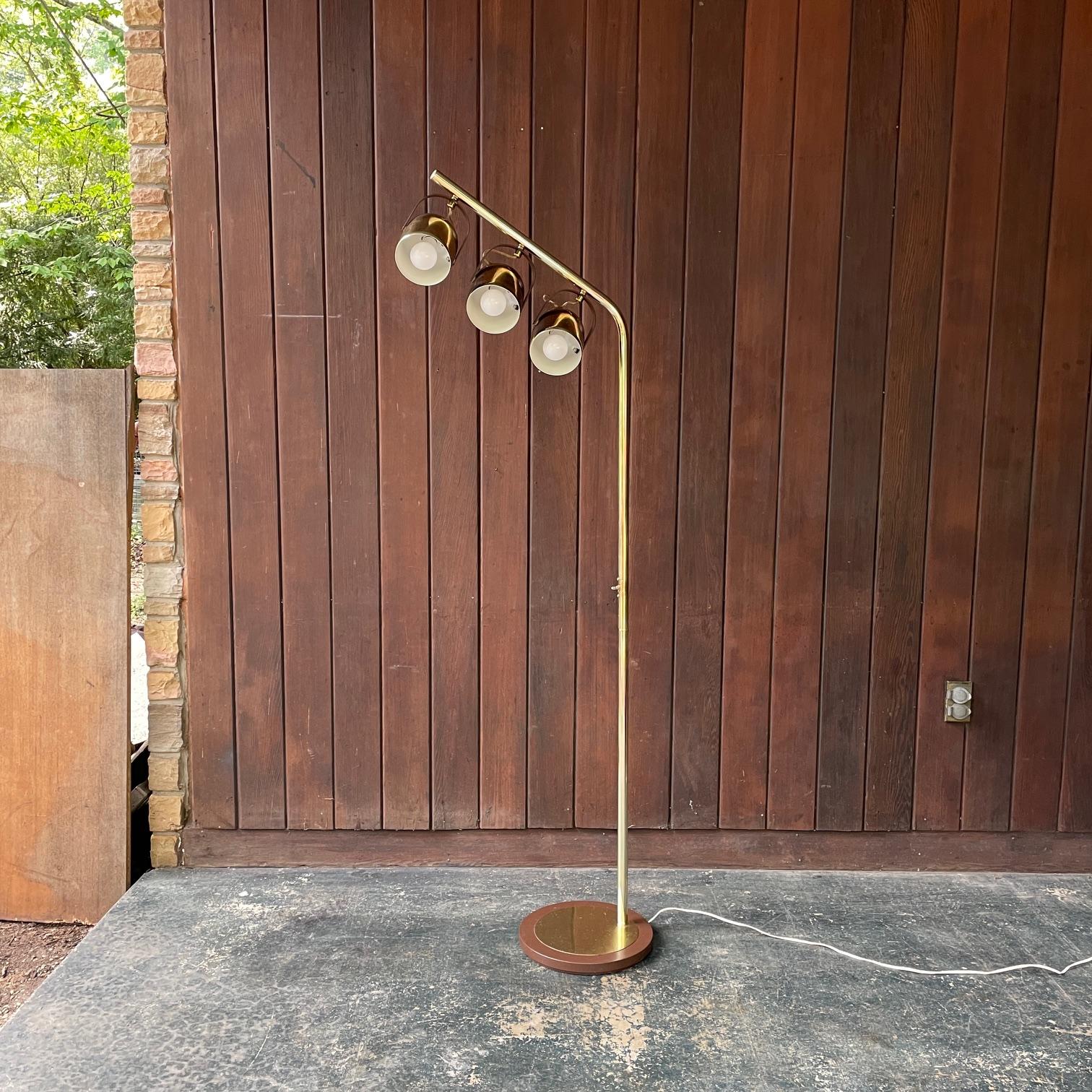 Américain Lampadaire Koch+Lowy vintage mi-siècle à 3 têtes pivotantes des années 1970 en vente