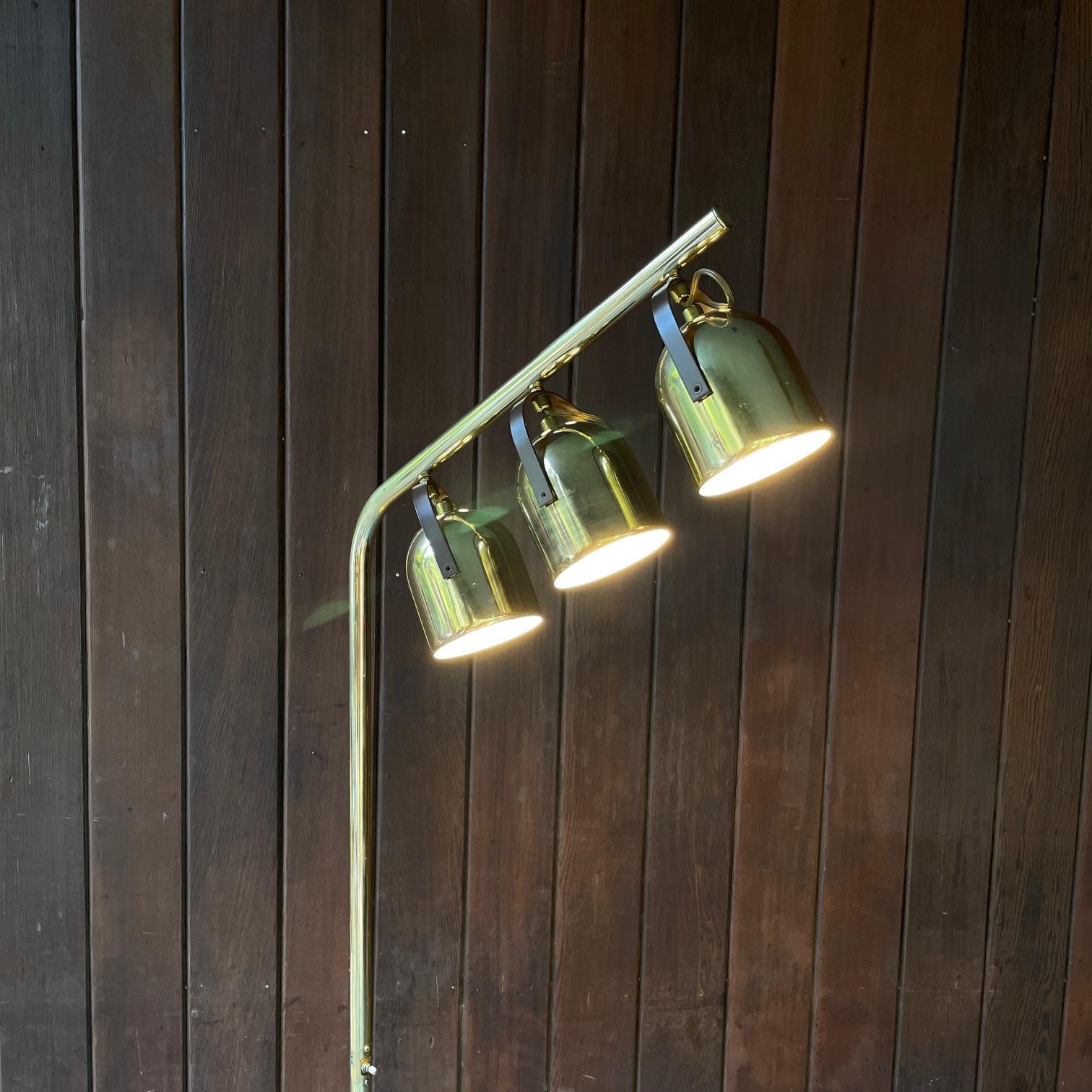 Fait à la machine Lampadaire Koch+Lowy vintage mi-siècle à 3 têtes pivotantes des années 1970 en vente