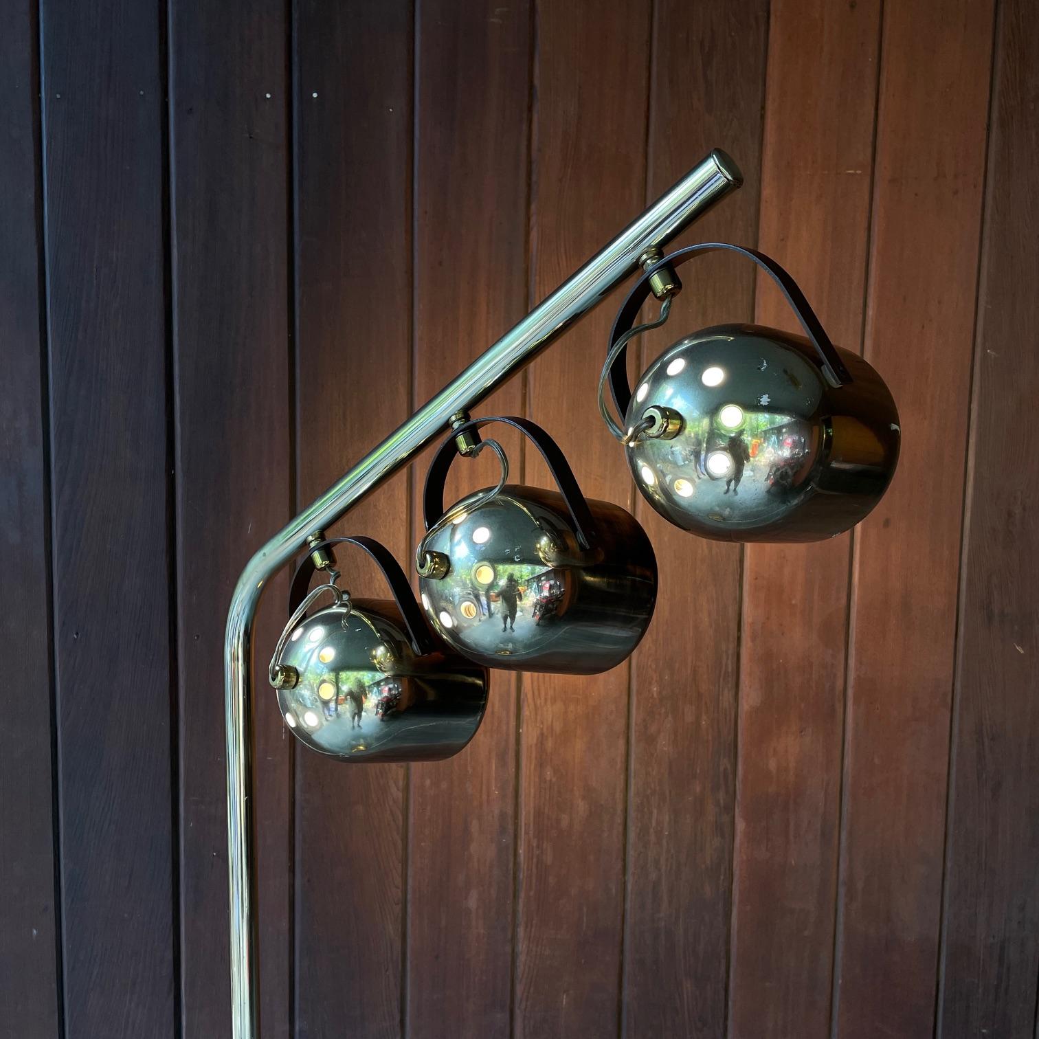 Lampadaire Koch+Lowy vintage mi-siècle à 3 têtes pivotantes des années 1970 État moyen - En vente à Hyattsville, MD