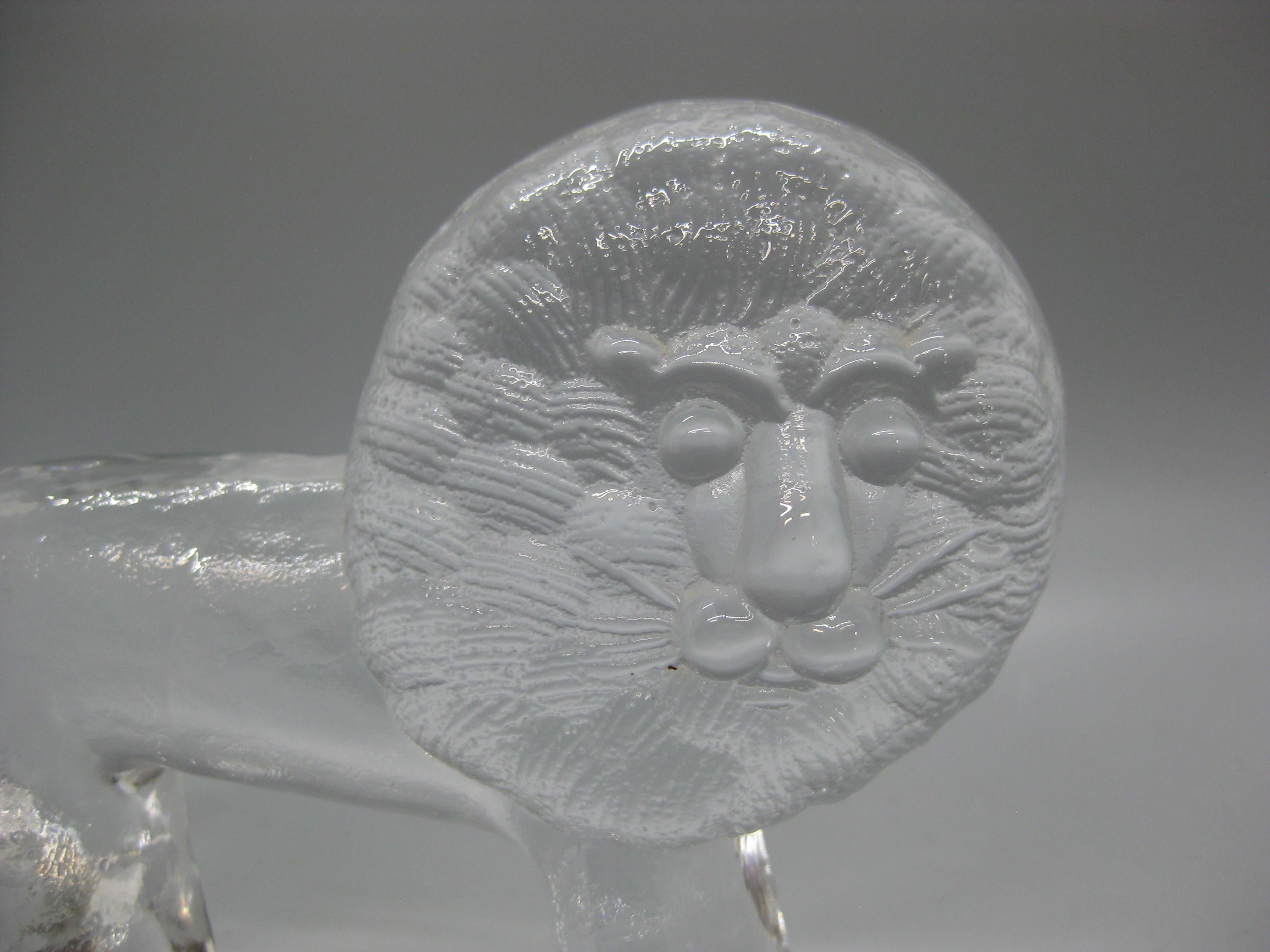 Grande figurine de sculpture de lion en verre d'art Kosta Boda de la série Boda Zoo et datant des années 1970. Conçu par Bertil Vallien et fabriqué en Suède. En excellent état pour son âge. Aucune fissure, aucune entaille, aucune réparation et aucun