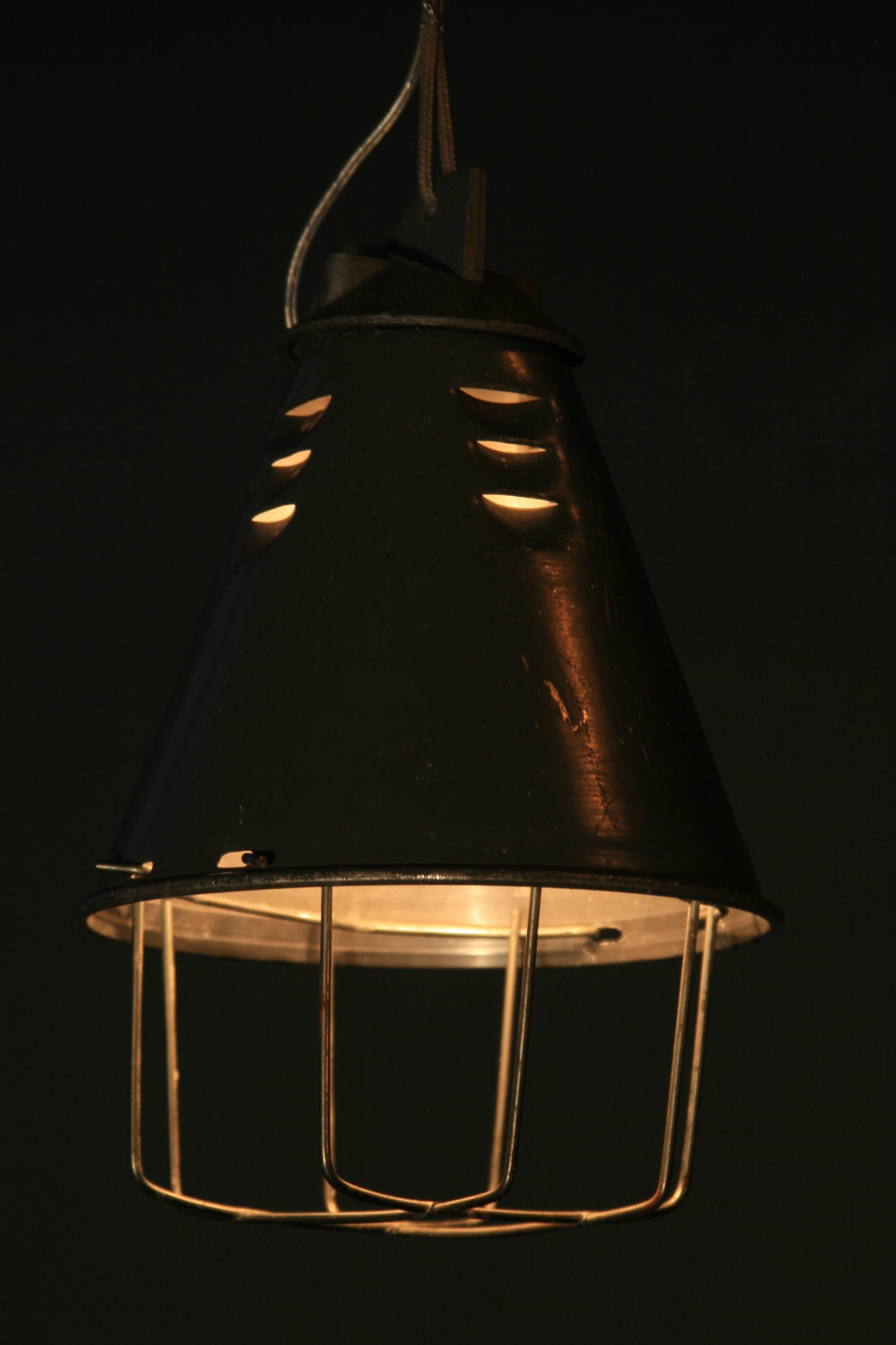 Primary use:
The offered lamp was designed for heating livestock during their development. The light source was a bulb – a 250 W heat radiator.
Country of origin: Poland
Production years: 1970s

Construction:
A conical aluminium diffuser