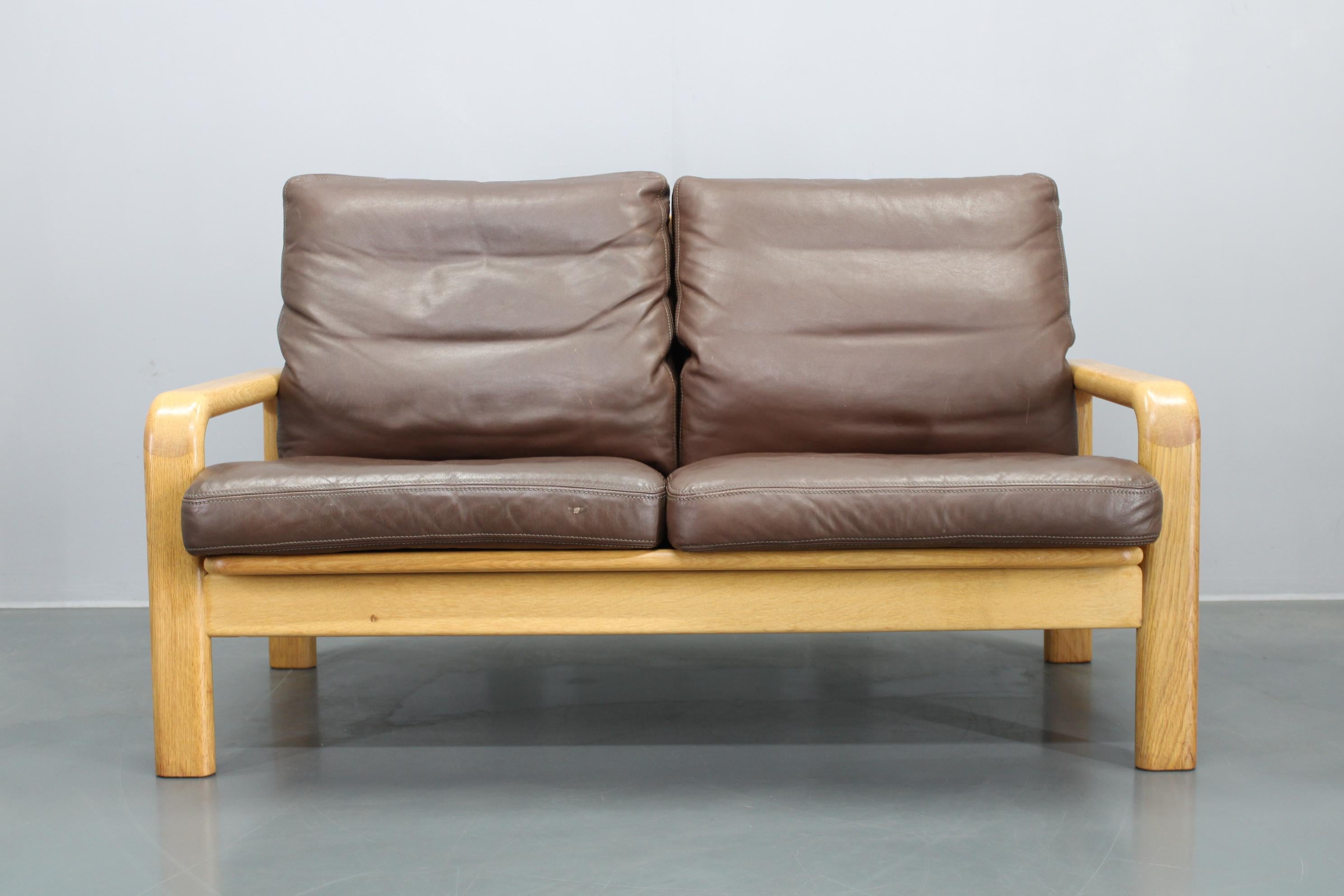 - Good original condition with minor signs of use
- Patinated leather
- labeled 
- heigh of seat 40 cm