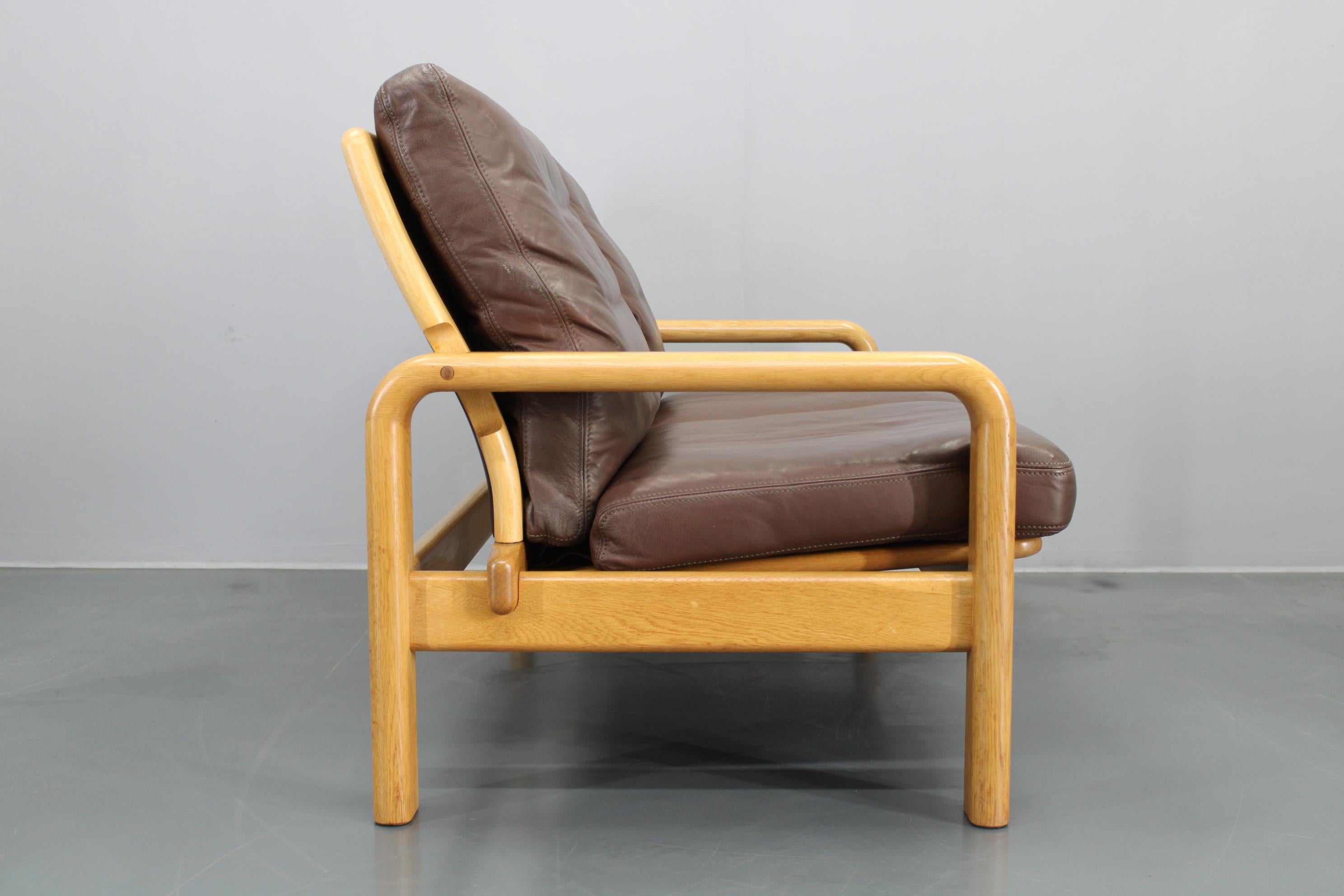 1970s L. Olsen & Søn Oak and Leather 2-Seater Sofa, Denmark In Good Condition For Sale In Praha, CZ