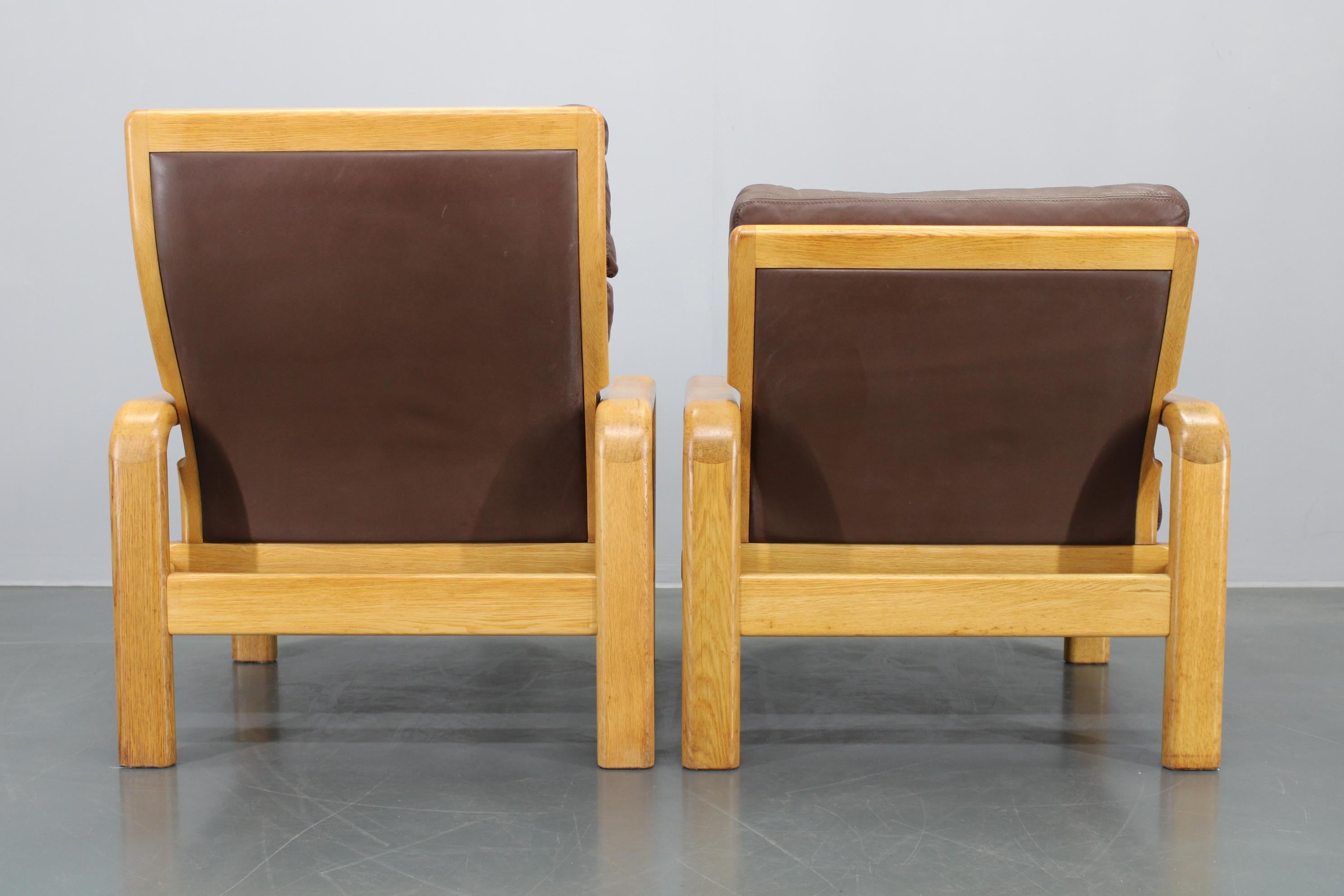 1970s L. Olsen & Søn Pair of Armchairs in Oak and Leather, Denmark In Good Condition For Sale In Praha, CZ