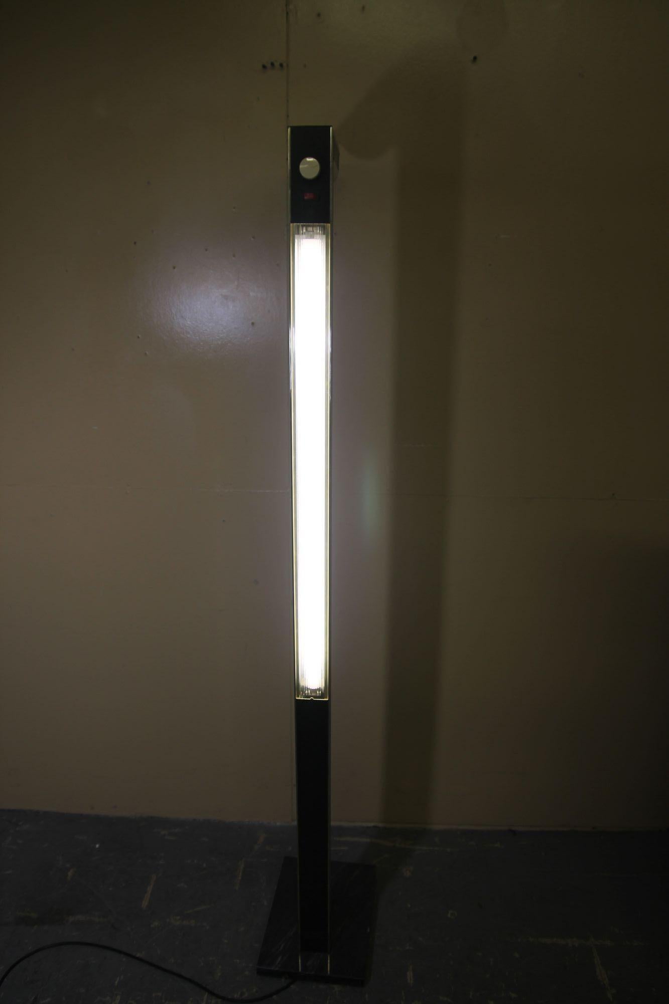 1970er L-förmige Stehlampe aus Messing mit zwei Lichtern (Metall) im Angebot